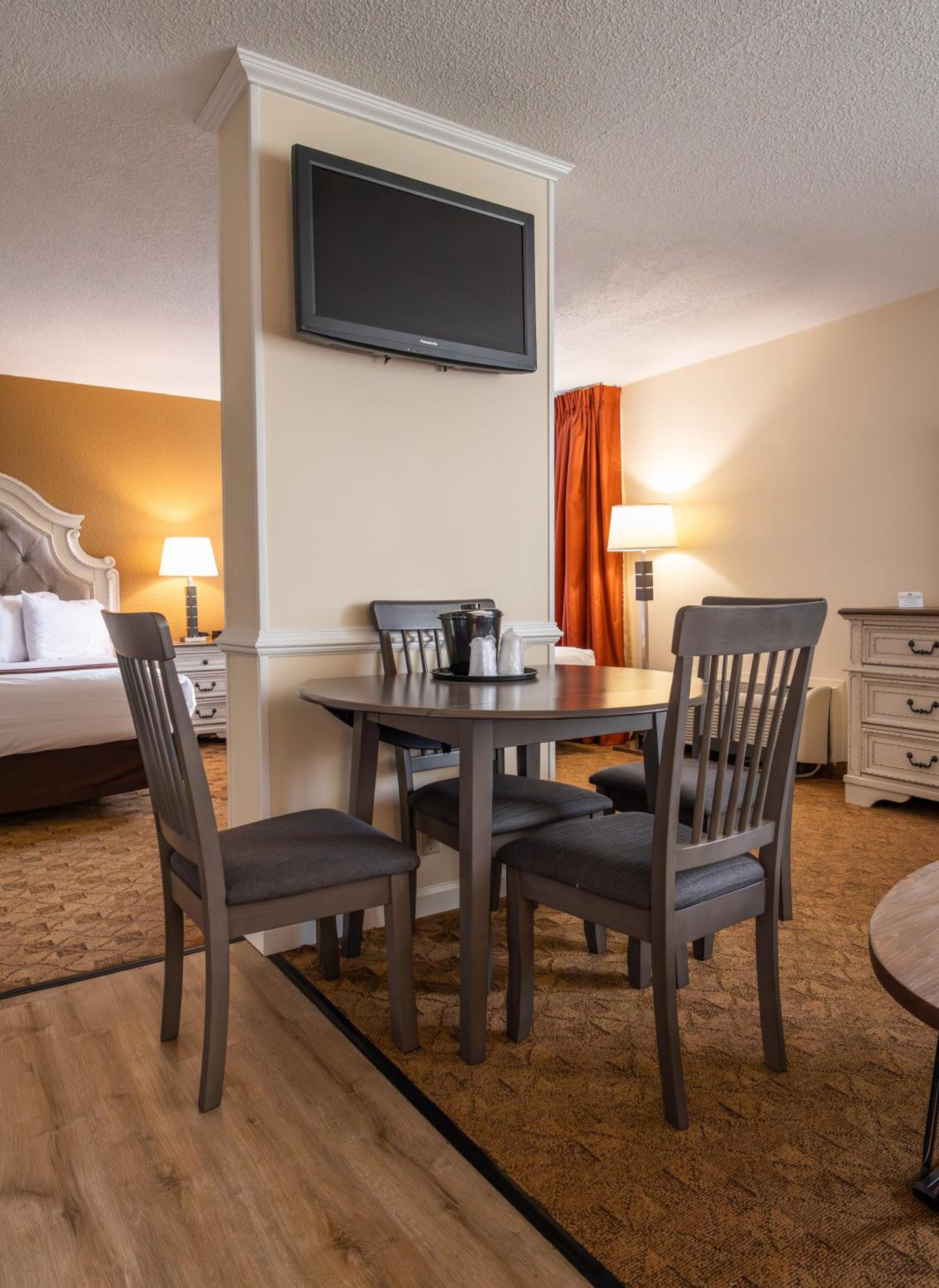 Studio Suite with Two Queen Beds and Kitchenette - Non-Smoking - Photo 3