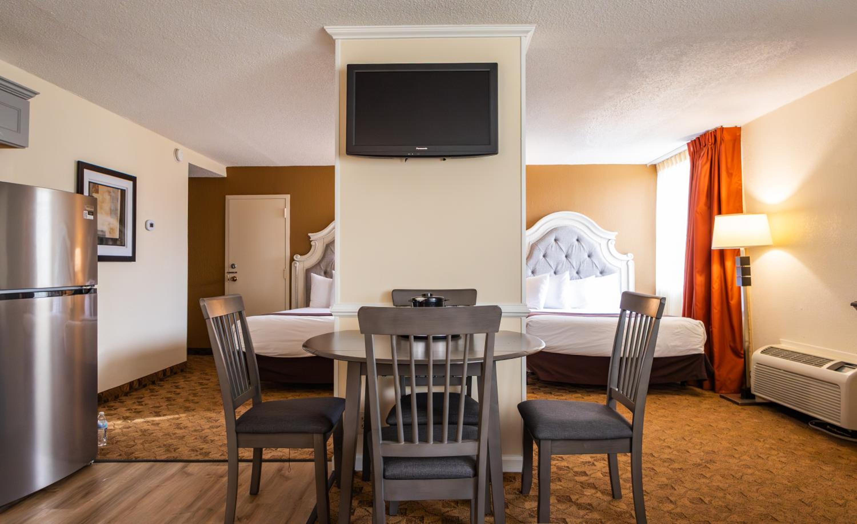 Studio Suite with Two Queen Beds and Kitchenette - Non-Smoking - Photo 13