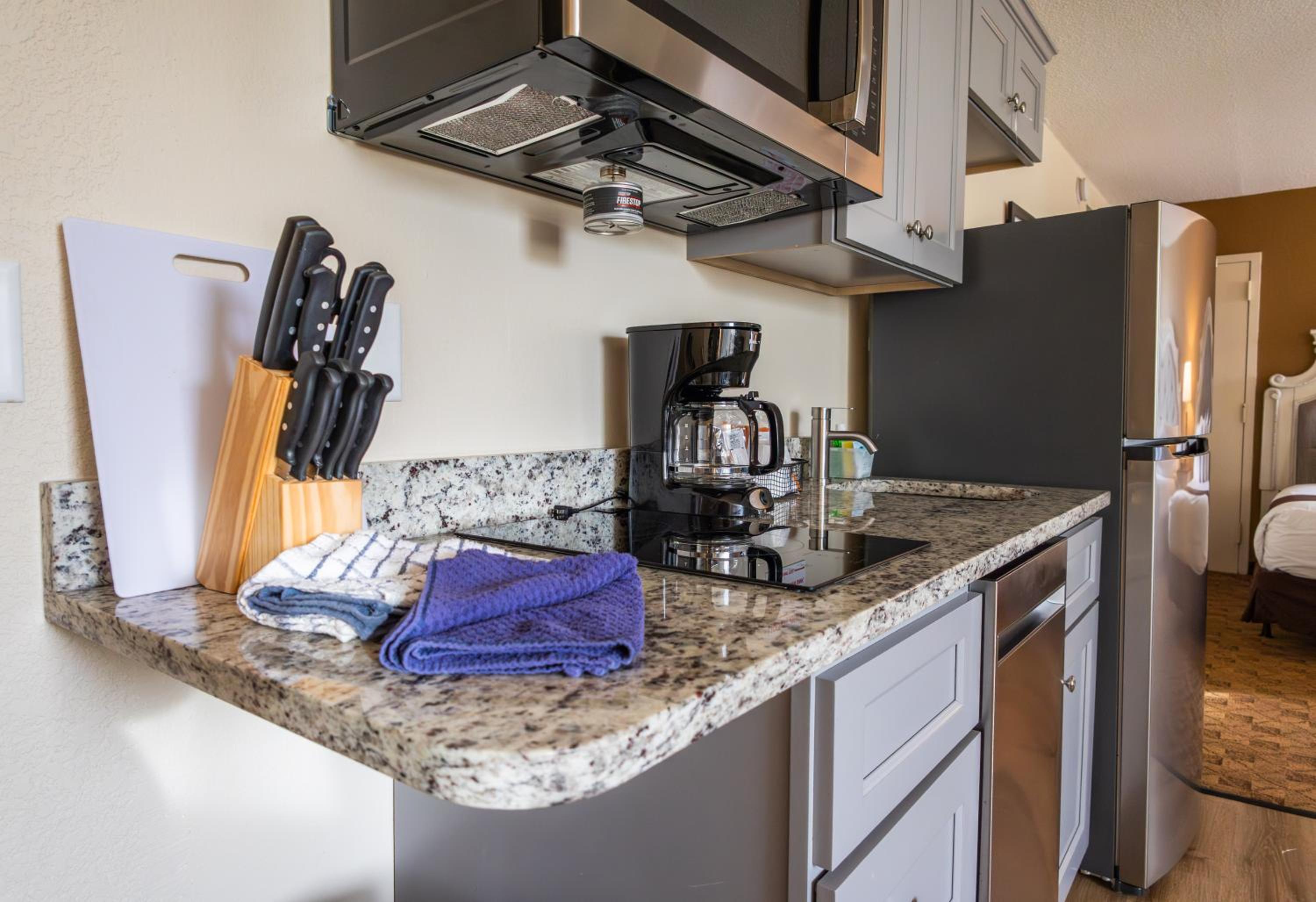 Studio Suite with Two Queen Beds and Kitchenette - Non-Smoking - Photo 12