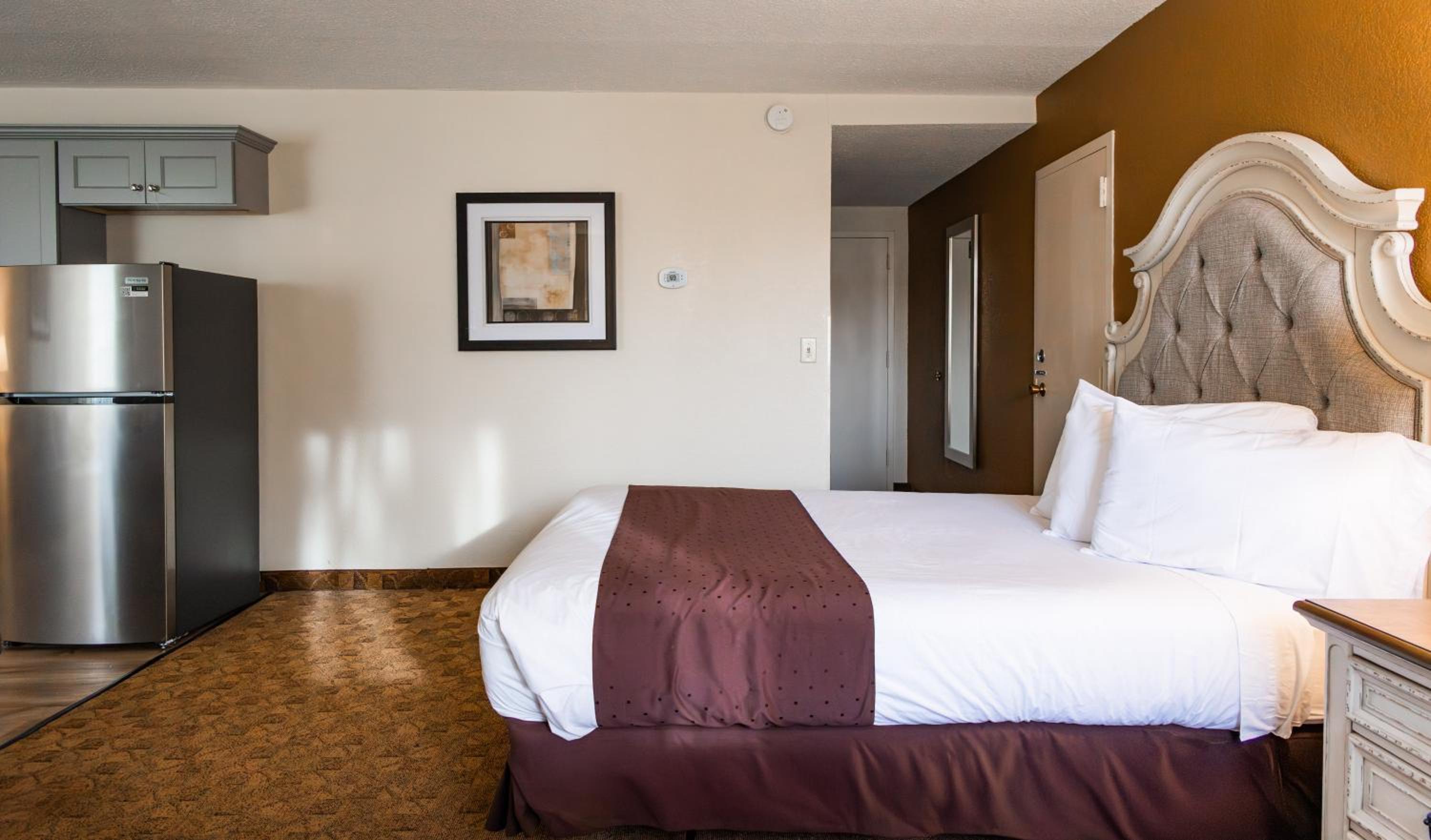 Studio Suite with Two Queen Beds and Kitchenette - Non-Smoking - Photo 7
