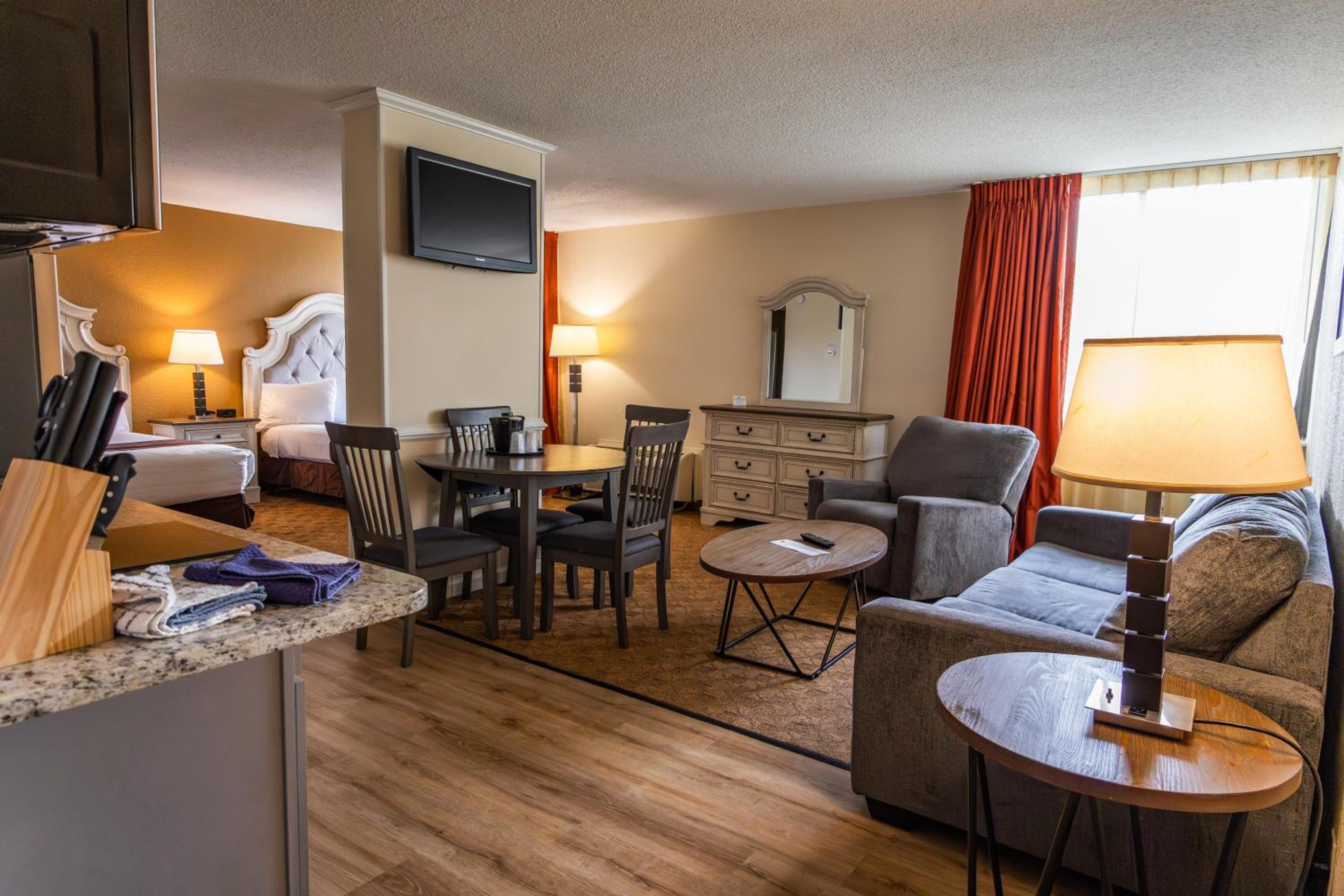Studio Suite with Two Queen Beds and Kitchenette - Non-Smoking - Photo 8