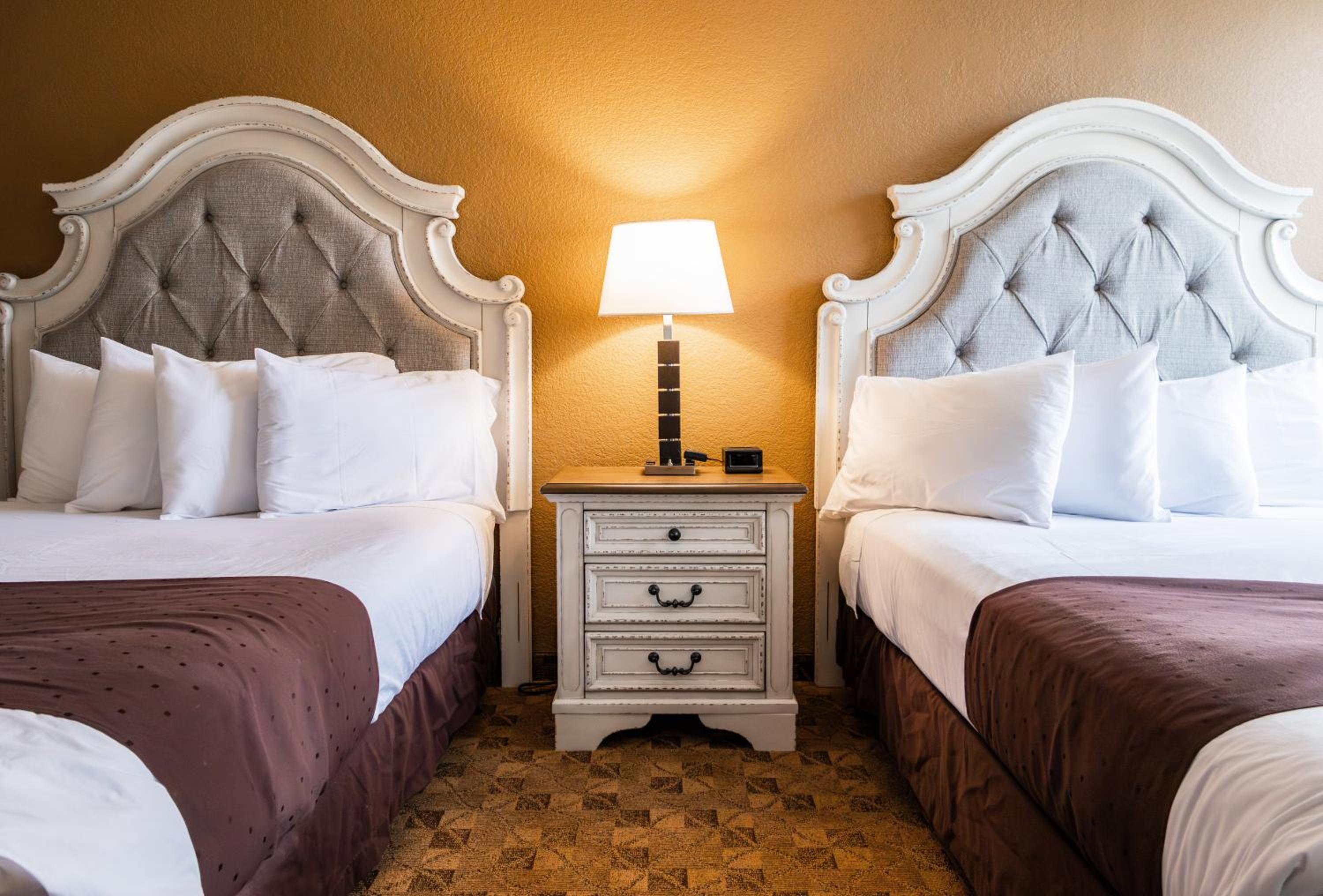 Studio Suite with Two Queen Beds and Kitchenette - Non-Smoking - Photo 6