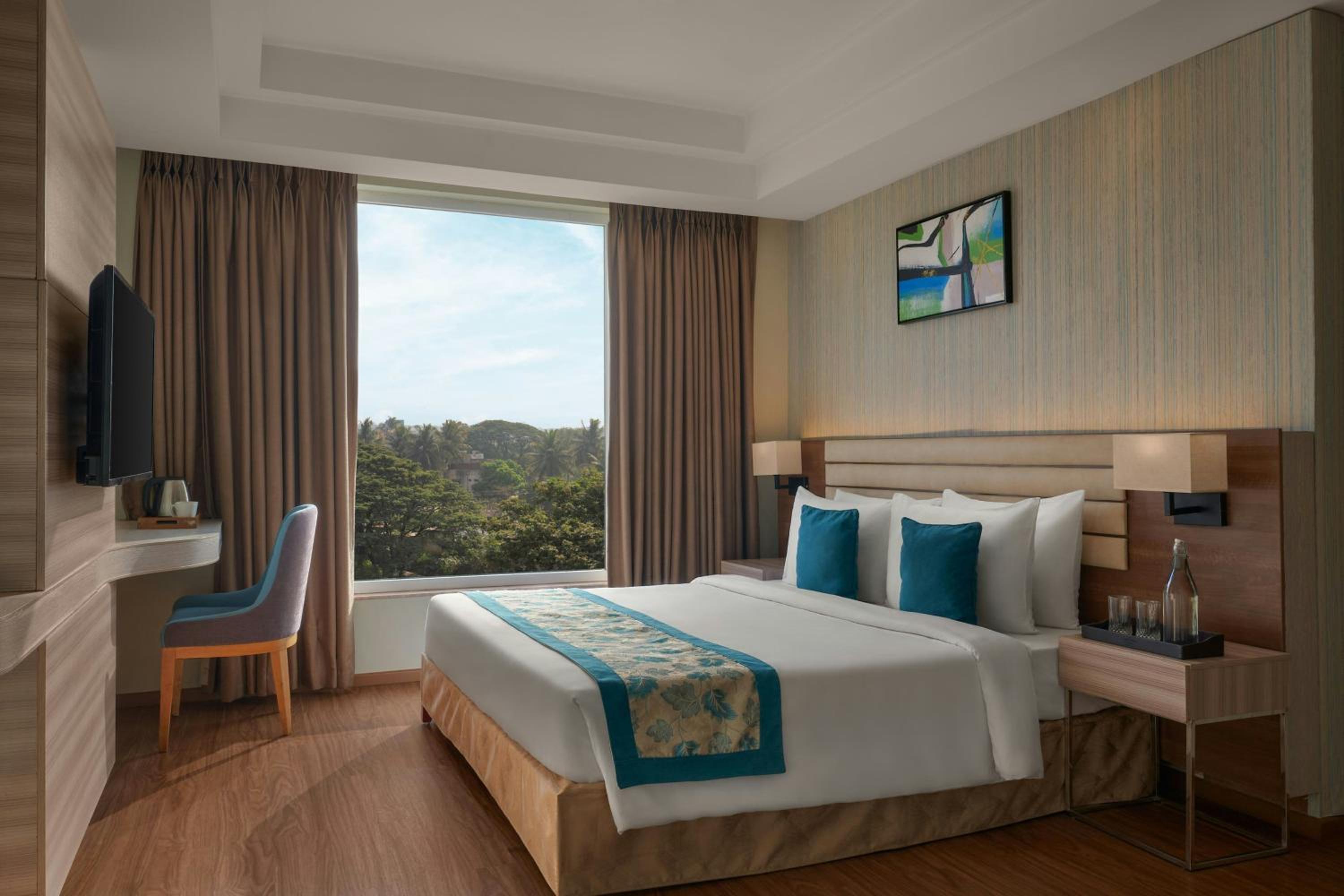 Hazel King Suite with City View - Photo 2