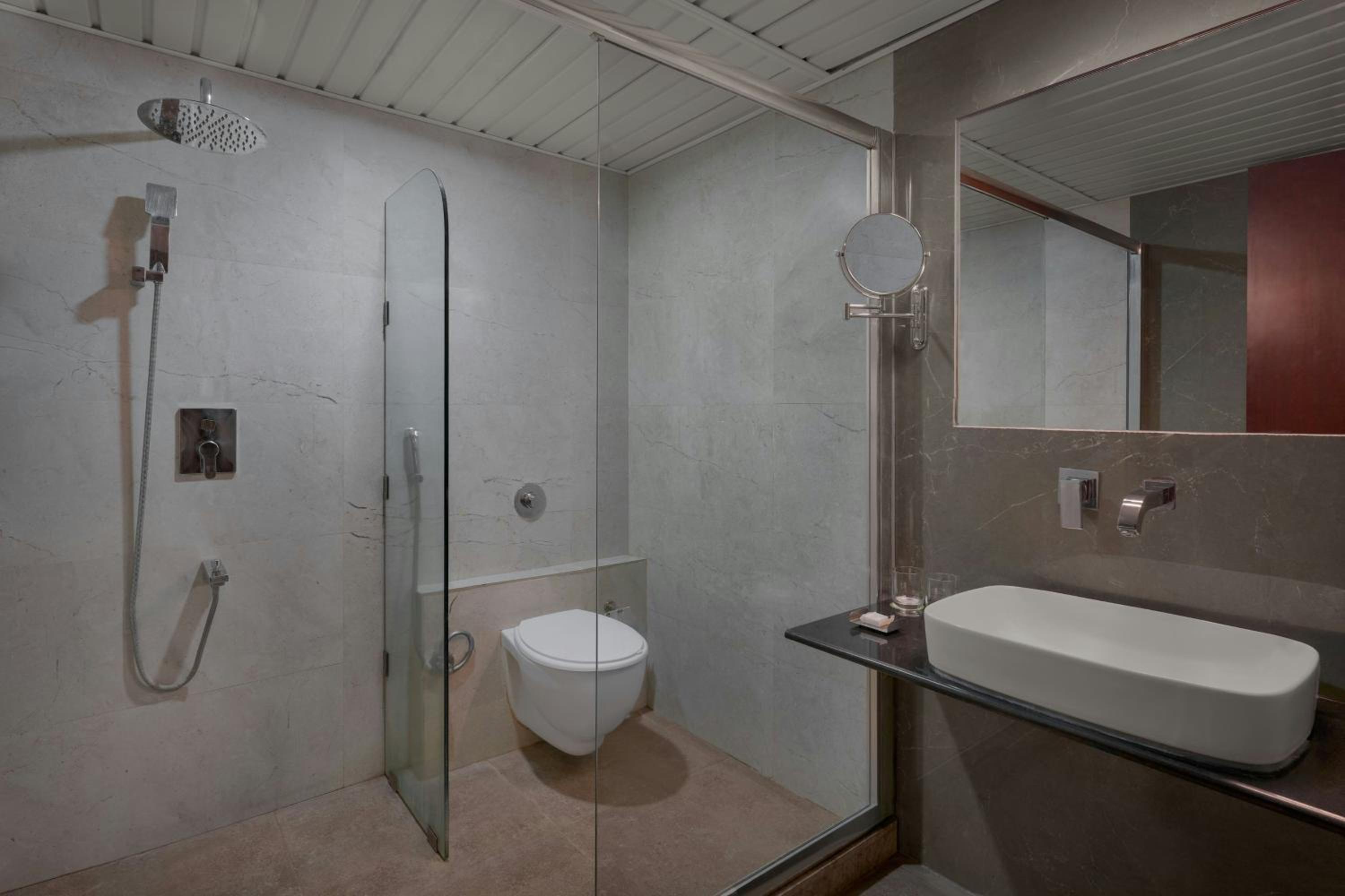 Hazel King Suite with City View - Photo 3