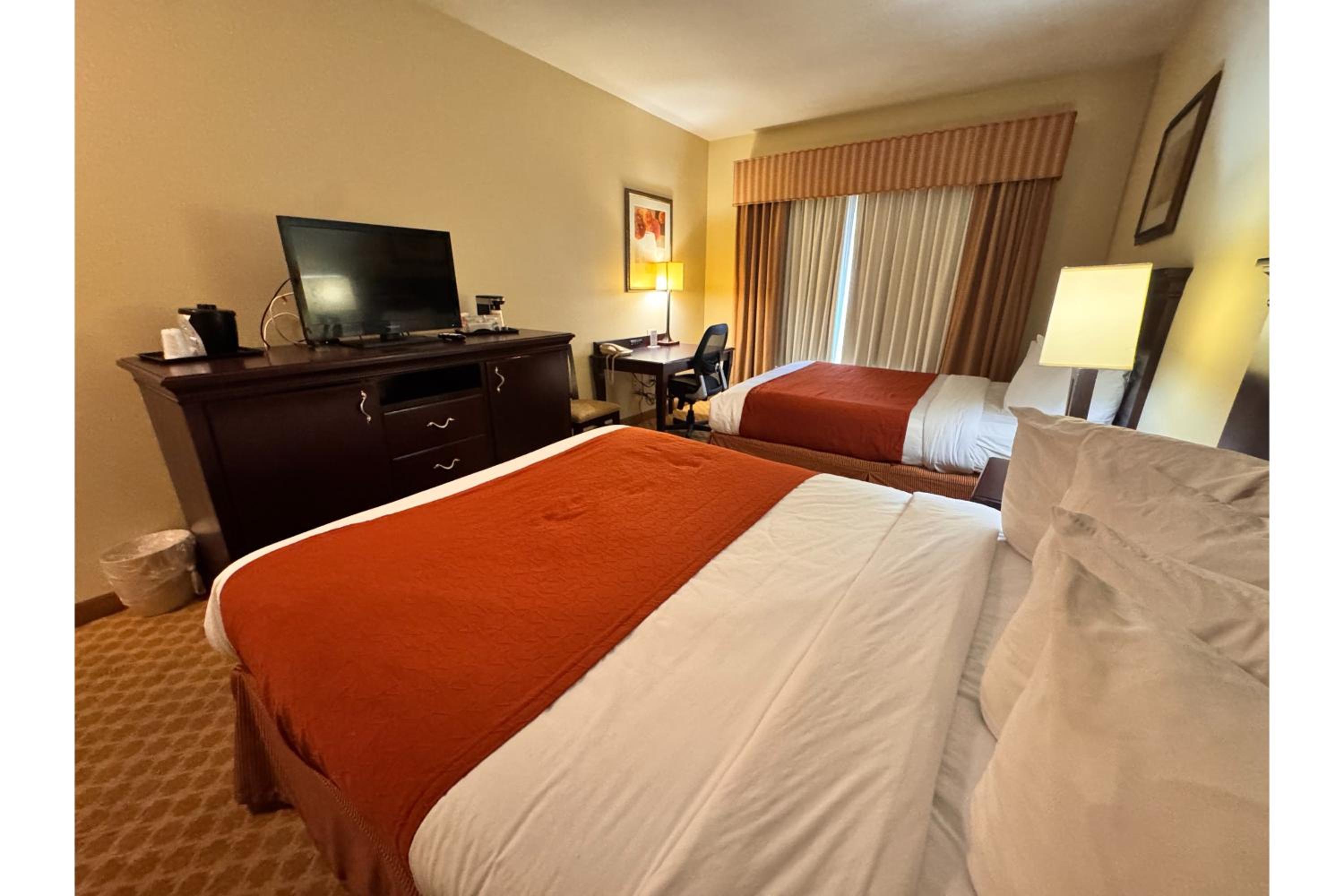 2 Queen Beds Non-Smoking - Photo 4