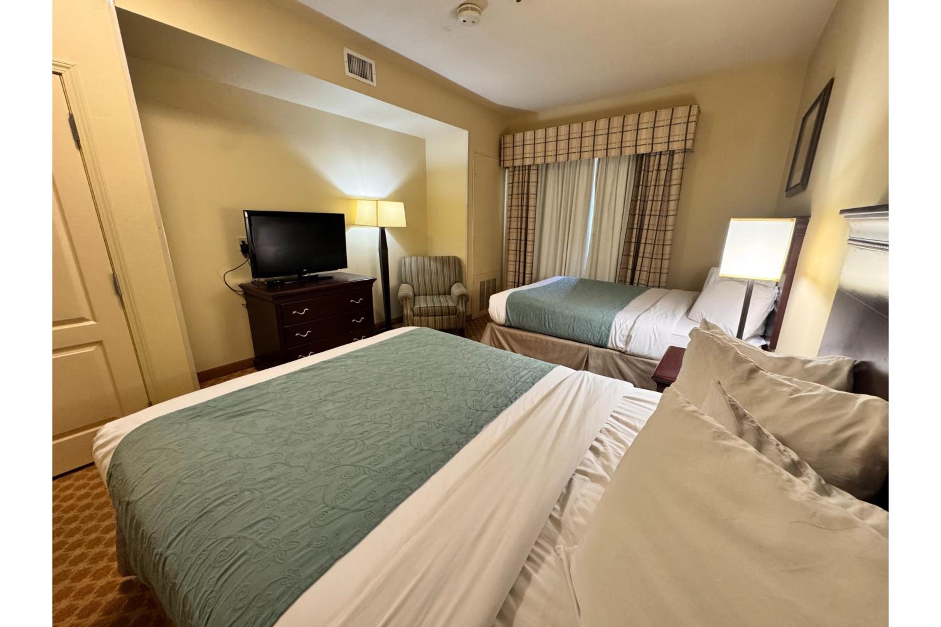 2 Queen Beds Accessible Non-Smoking with Roll-In-Shower - Photo 4