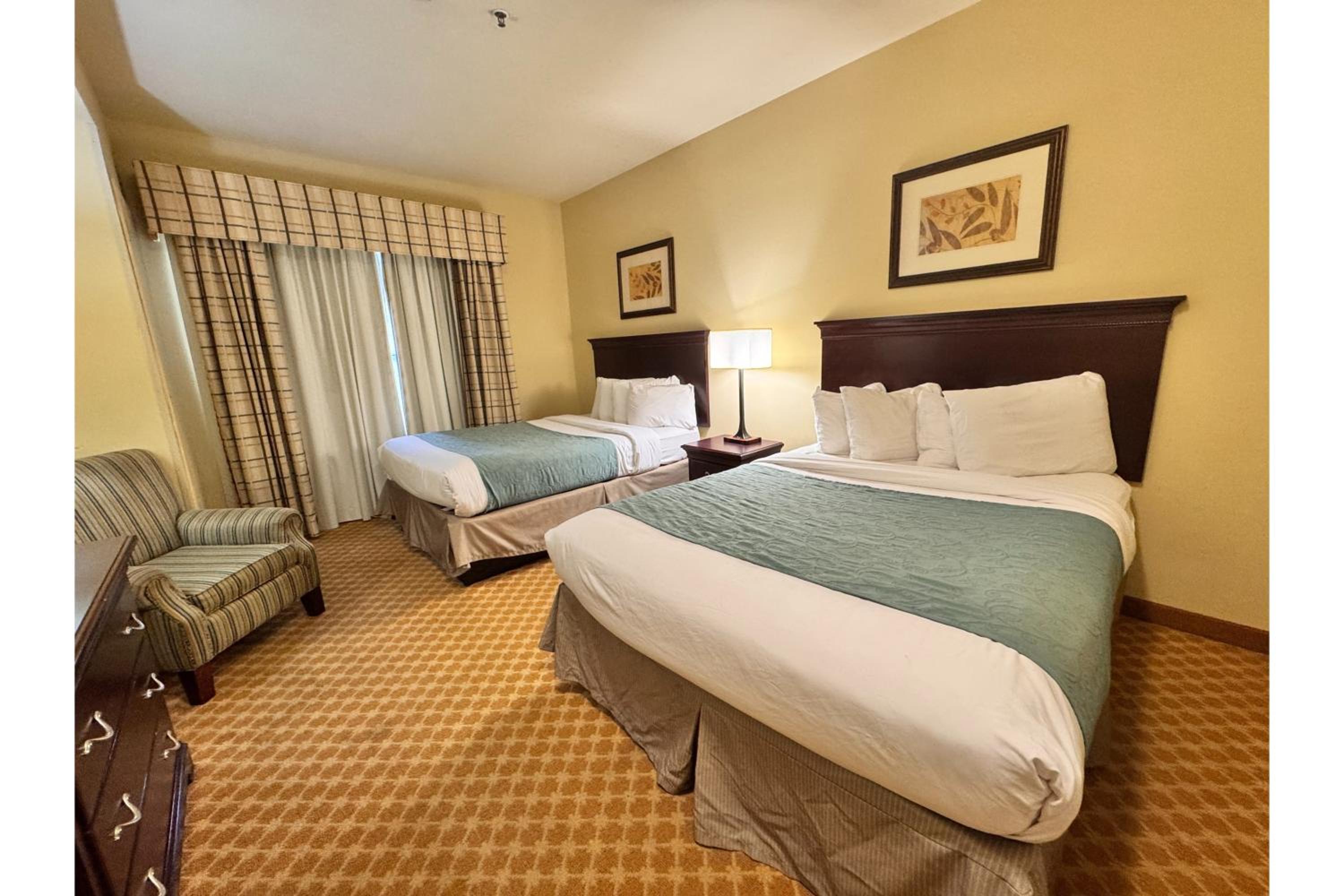 2 Queen Beds Accessible Non-Smoking with Roll-In-Shower - Photo 3