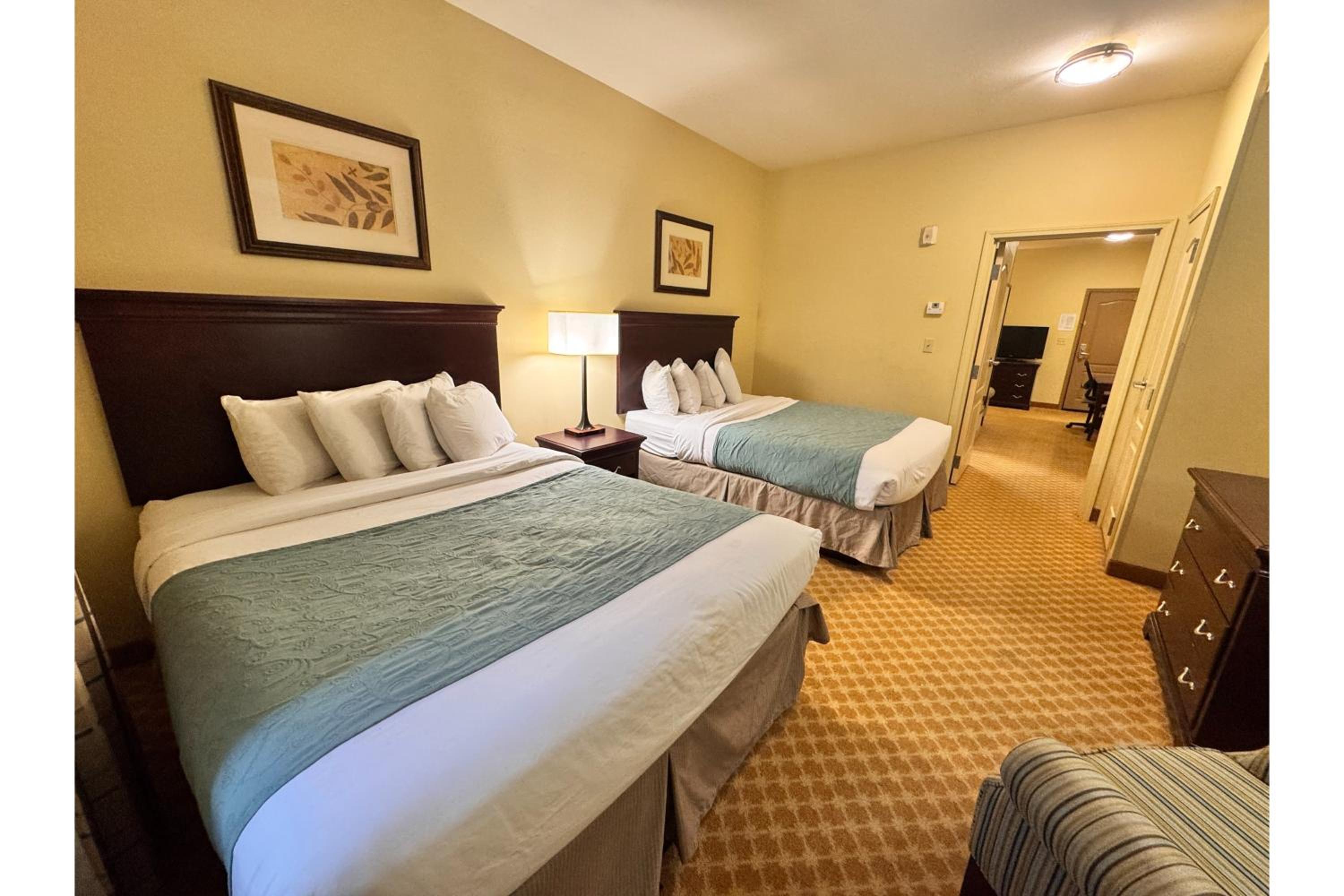 2 Queen Beds Accessible Non-Smoking with Roll-In-Shower - Photo 2