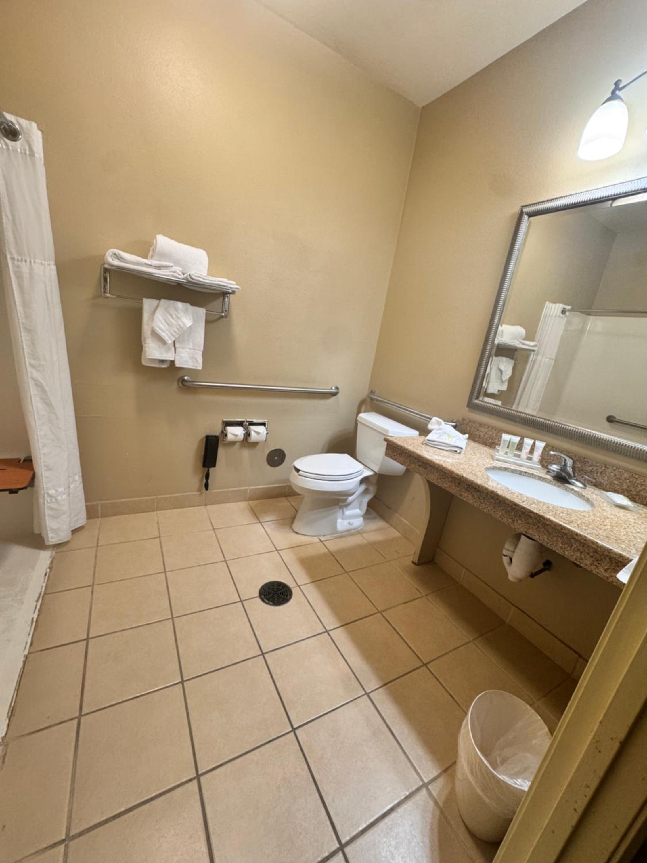 2 Queen Beds Accessible Non-Smoking with Roll-In-Shower - Photo 5