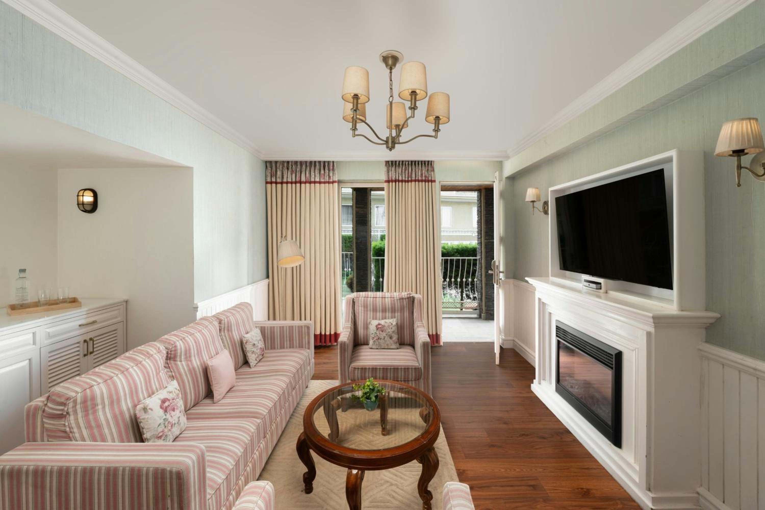 Two-Bedroom Presidential King Suite with Mountain View and Balcony