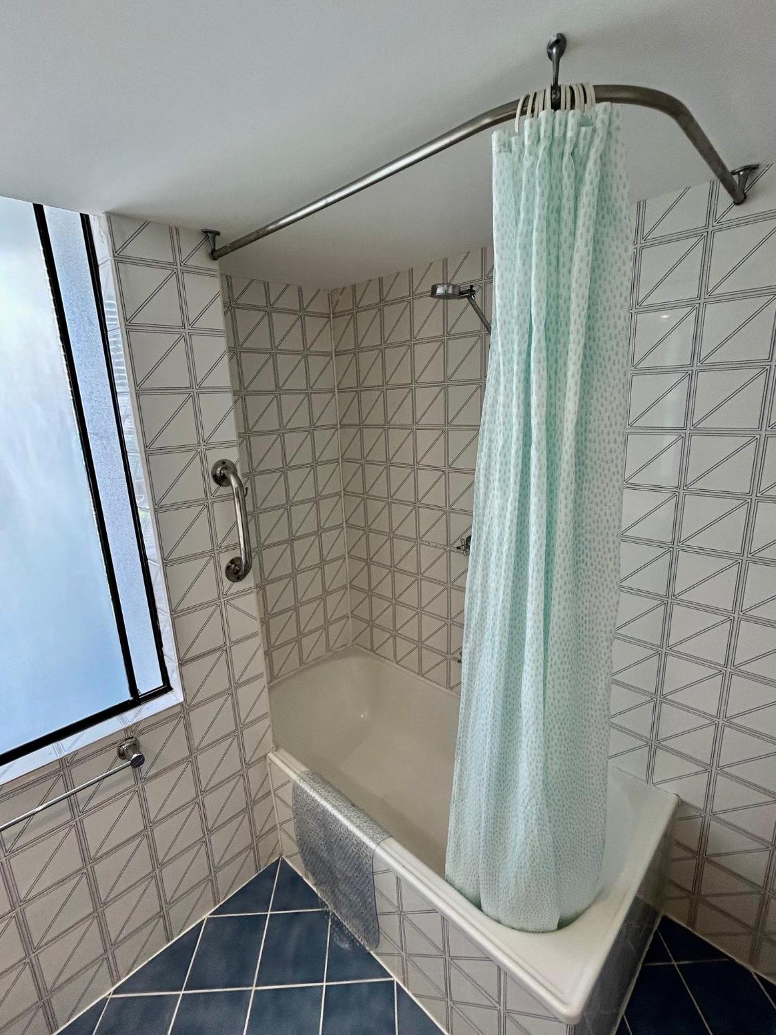 Available room thumbnail 5