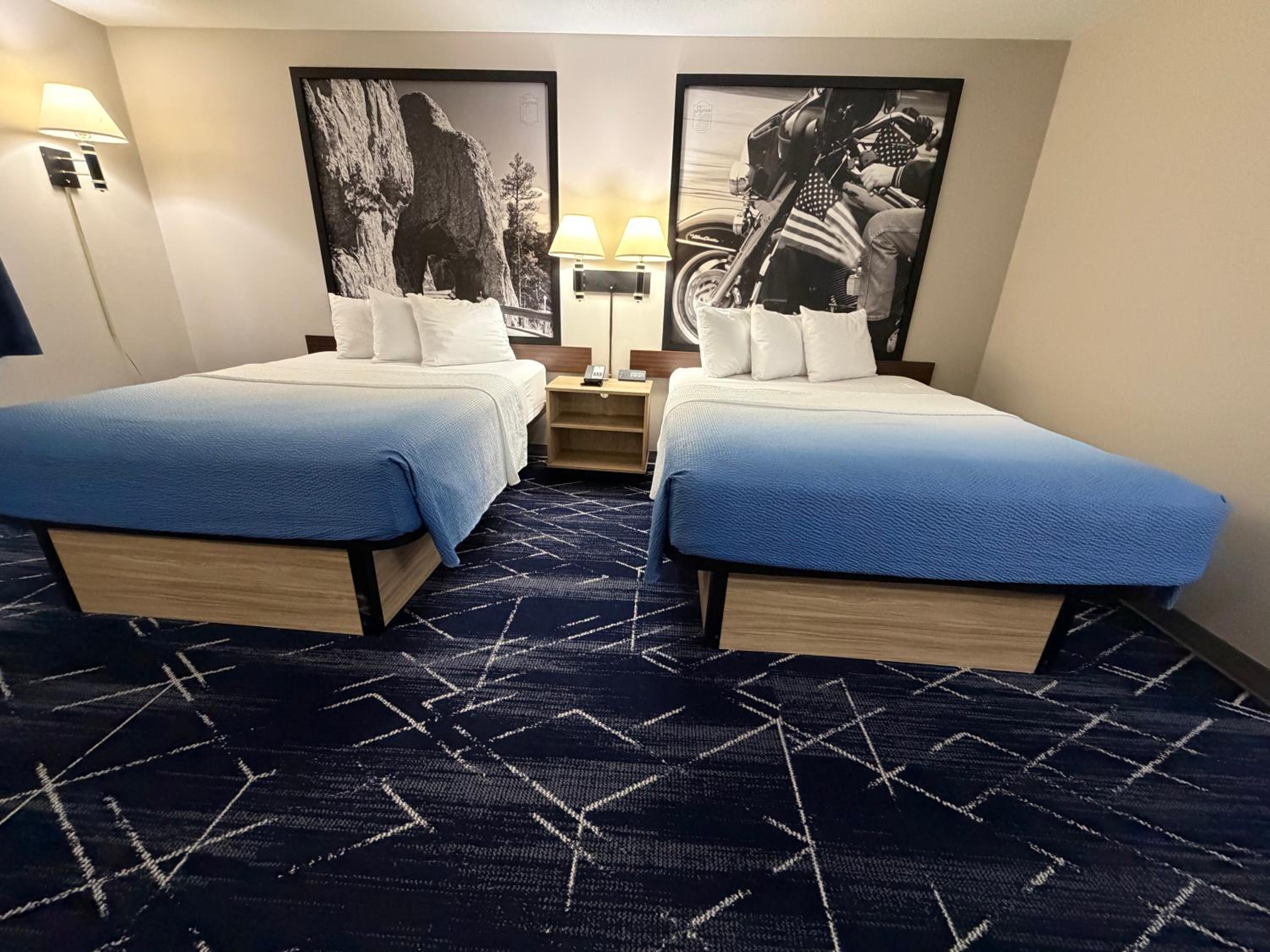 Queen Room with Two Queen Beds - Non-Smoking - Photo 2