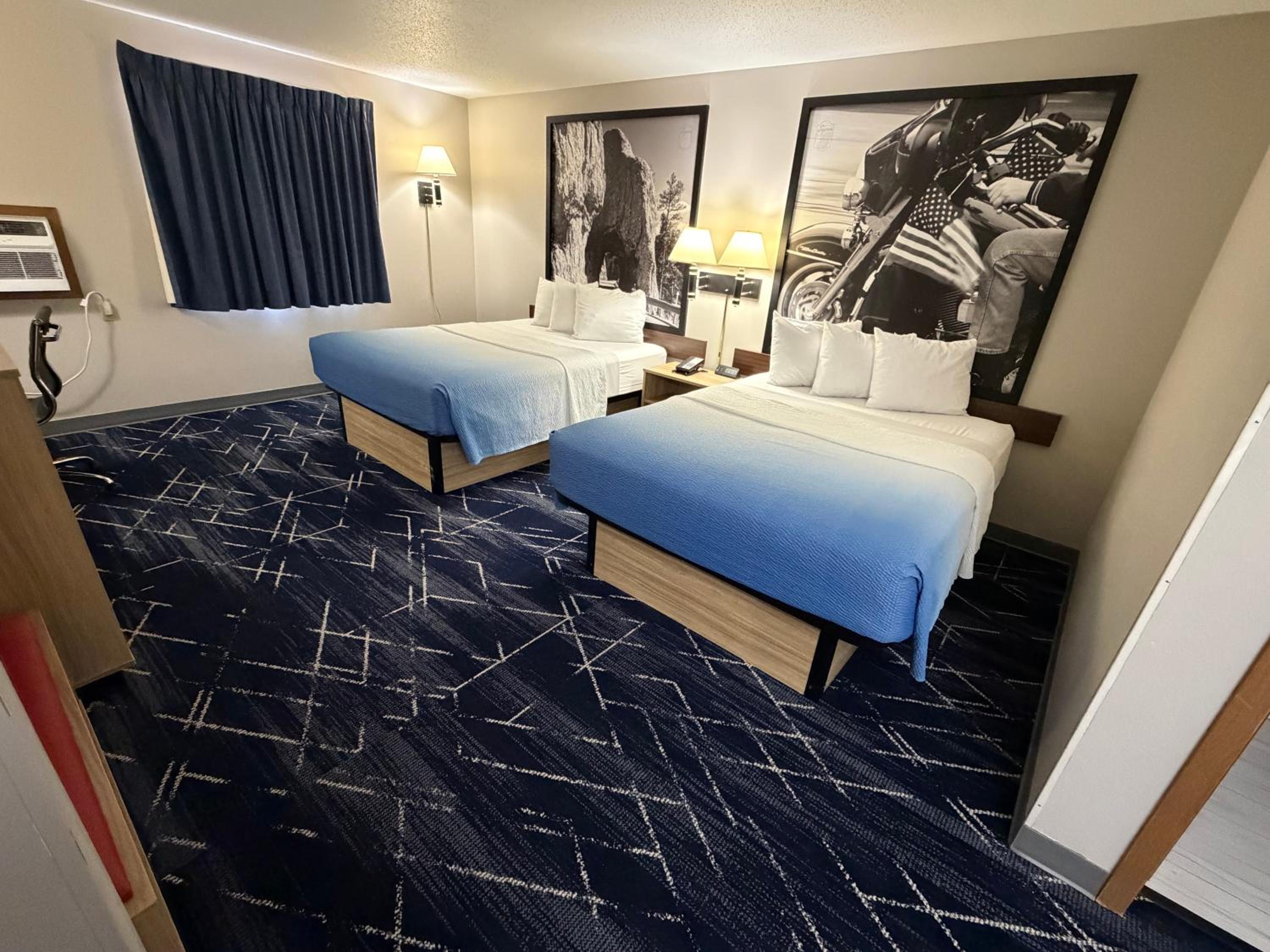 Queen Room with Two Queen Beds - Non-Smoking - Photo 1