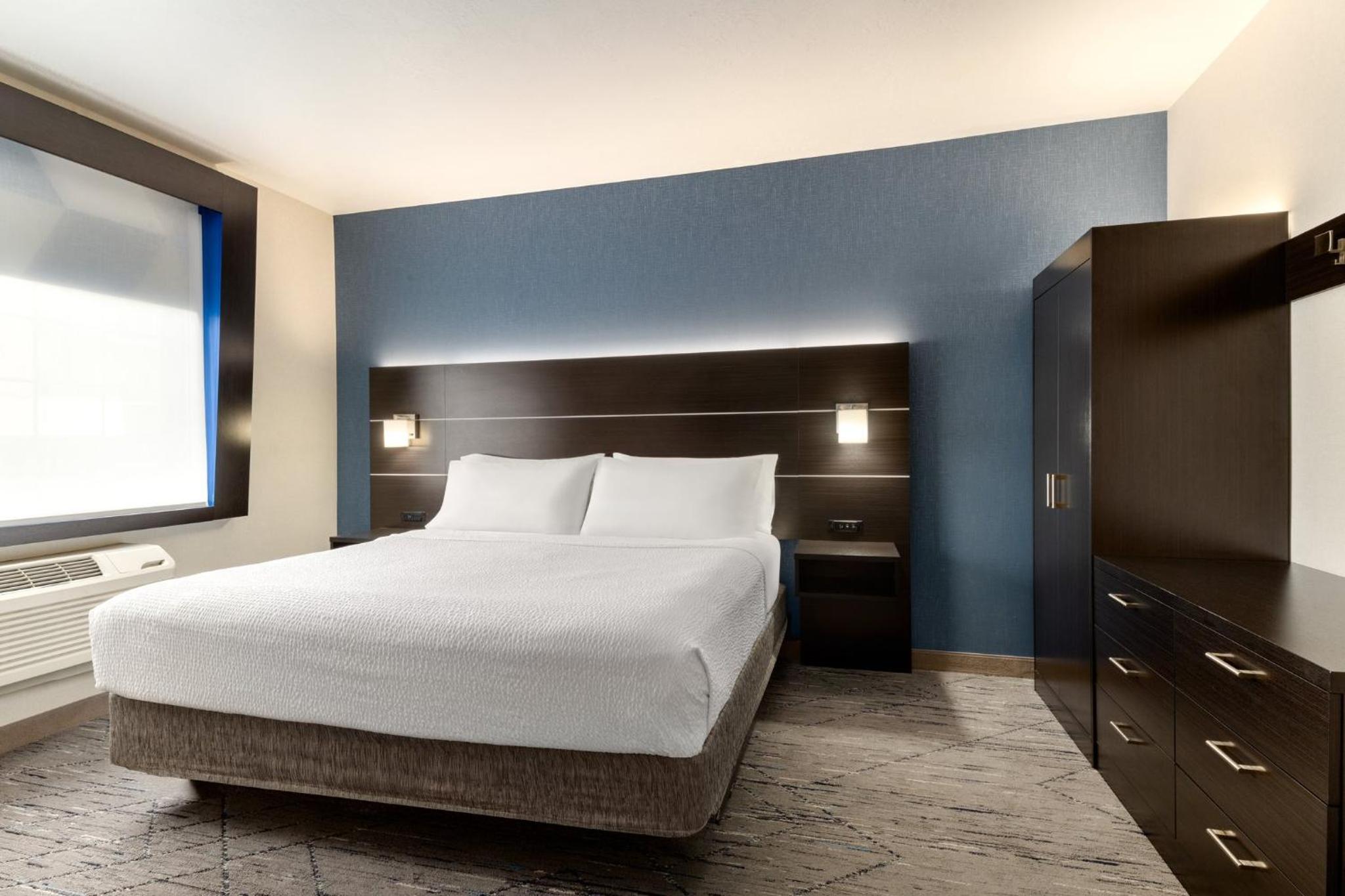 One-Bedroom King Suite with Sofa Bed - Photo 3