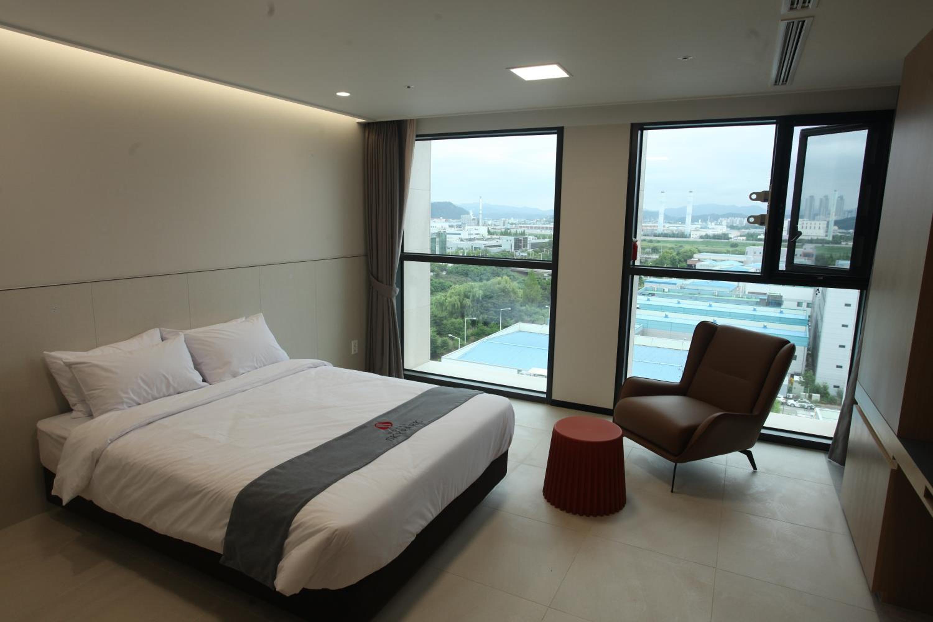 [Business PKG-Check in from 18:00] Hollywood Double Room - Travel KIT (per stay) + 2 cans of Beer (per day)
