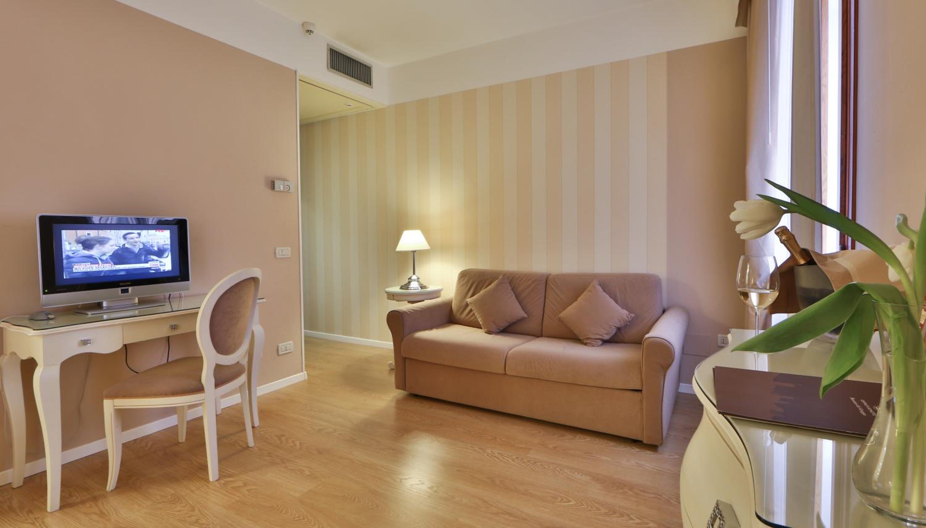 Deluxe Junior Suite - Photo 6