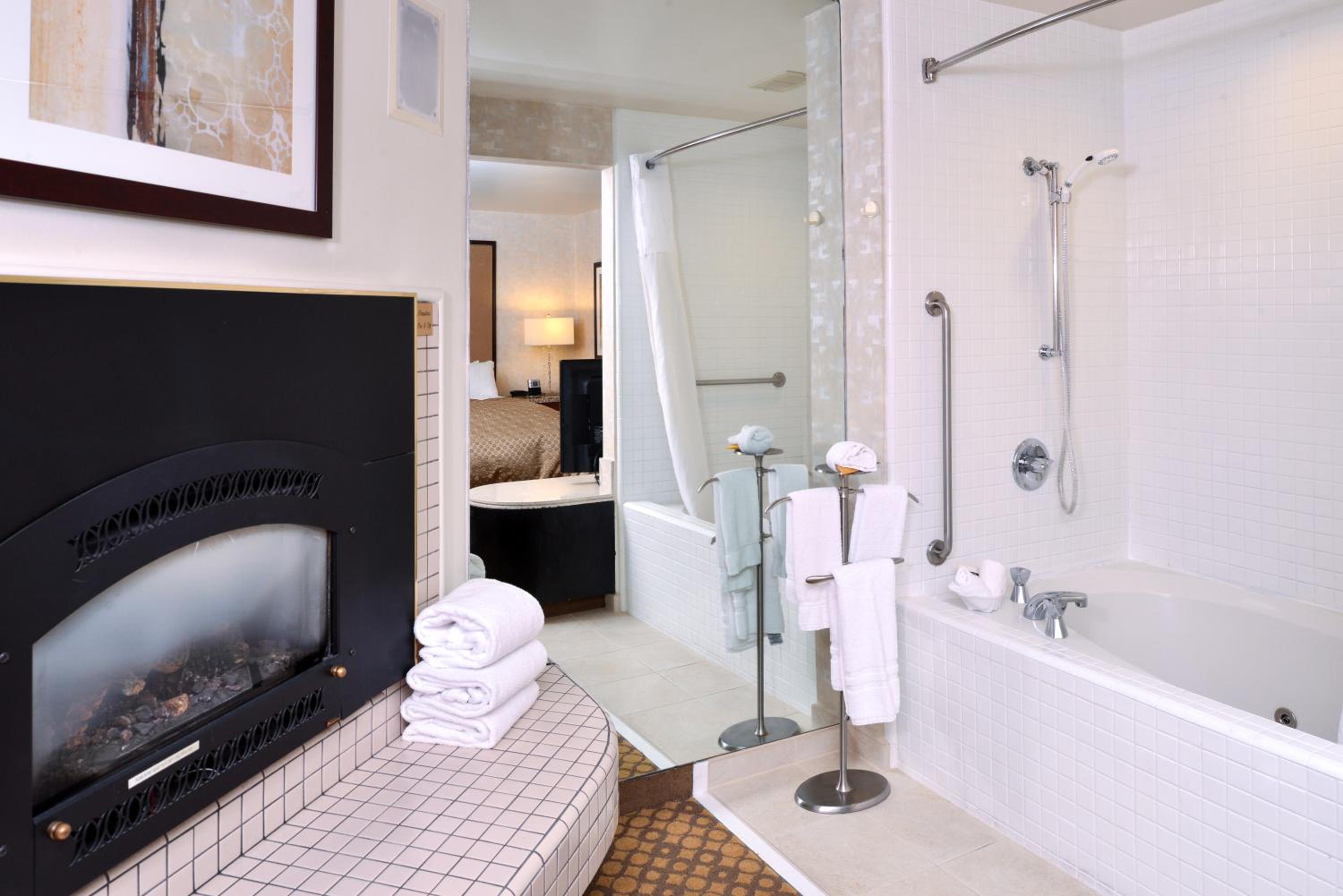 King Room with Fireplace and Spa Bath - Photo 4