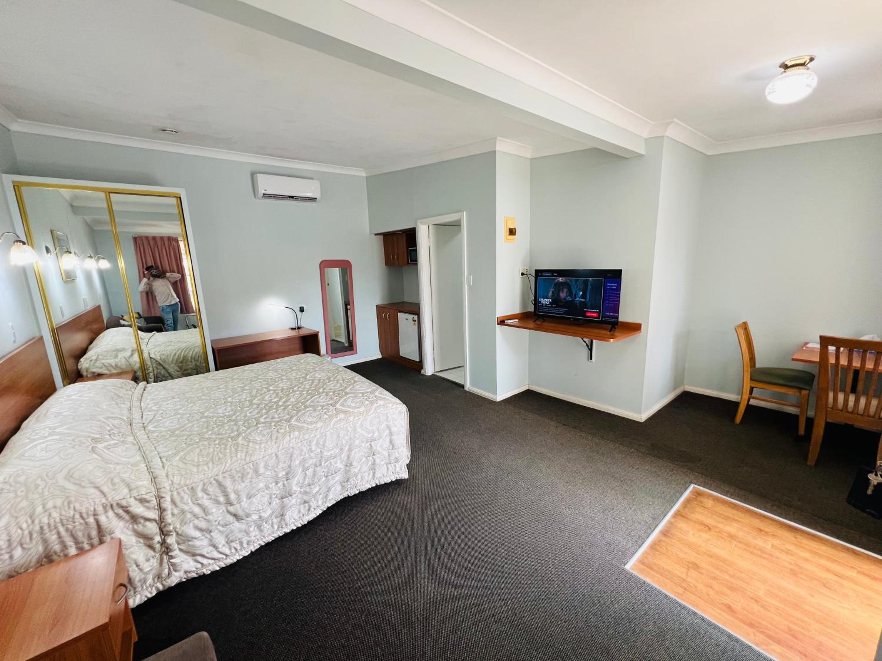 Deluxe King Room photo 1