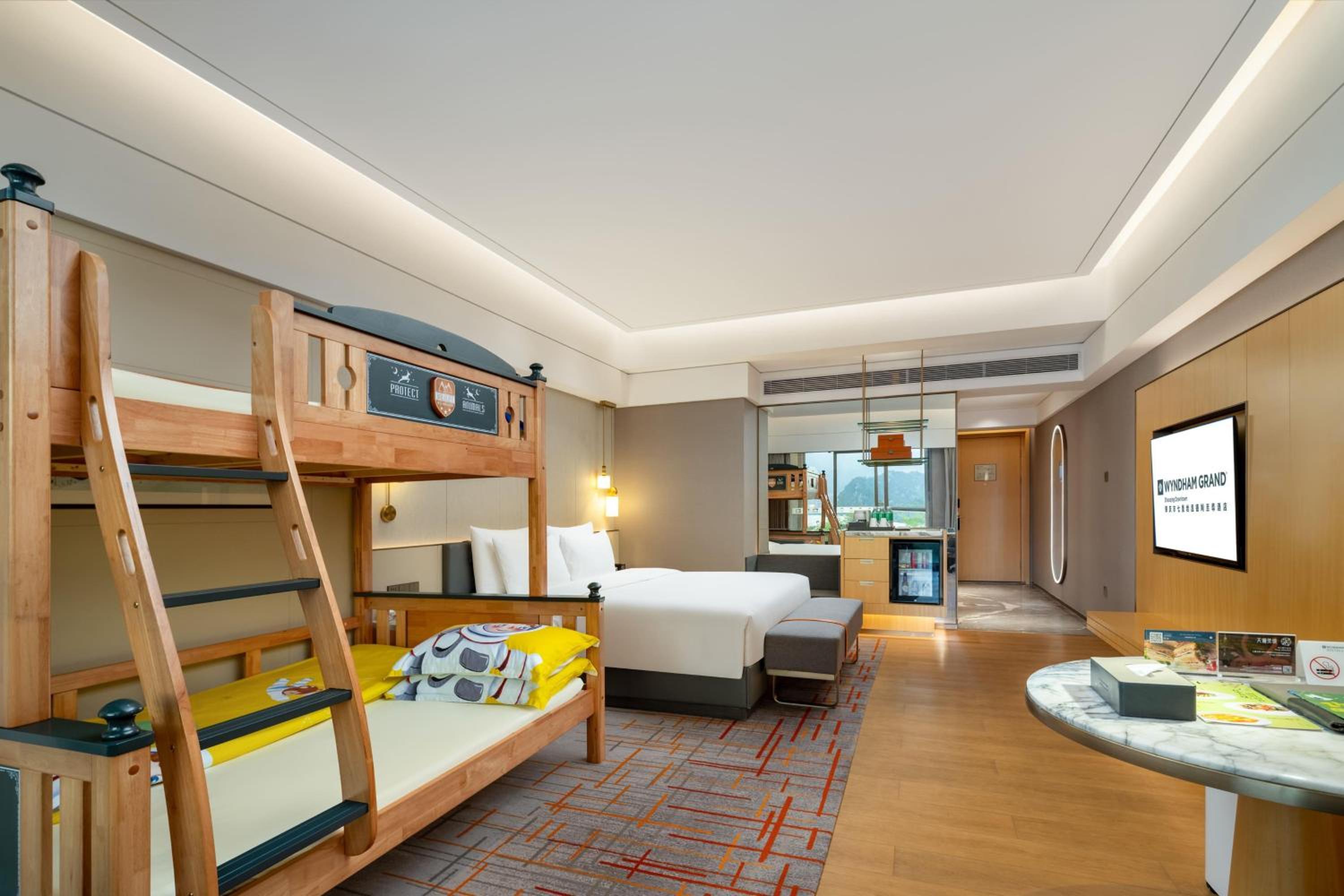 Deluxe Family Room with Hot Pool and Lake View