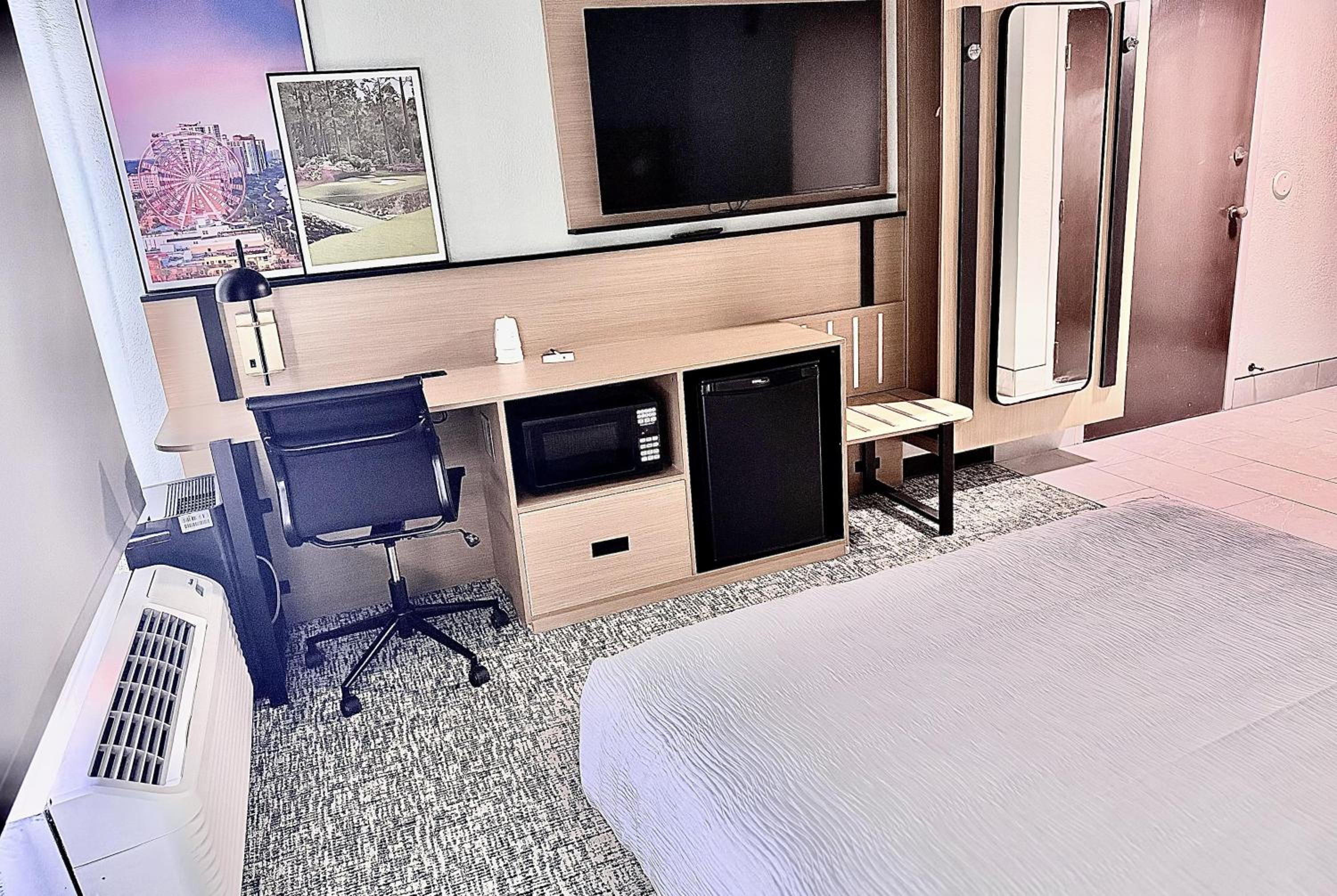 Queen Room - Mobility/Hearing Accessible with Bathtub with Grab Bars/Non-Smoking - Photo 1