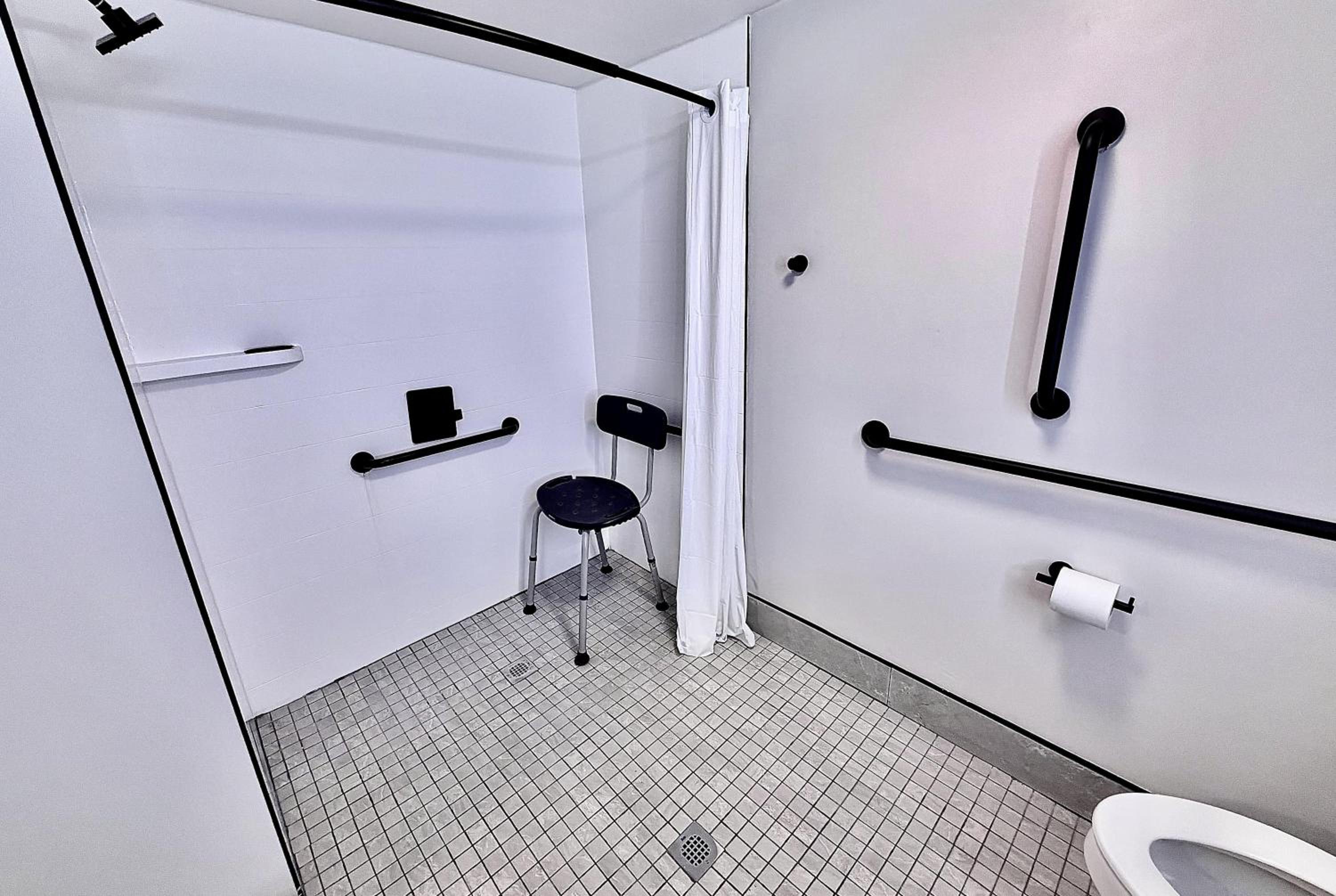 Queen Room - Mobility/Hearing Accessible with Roll-In Shower/Non-Smoking - Photo 6