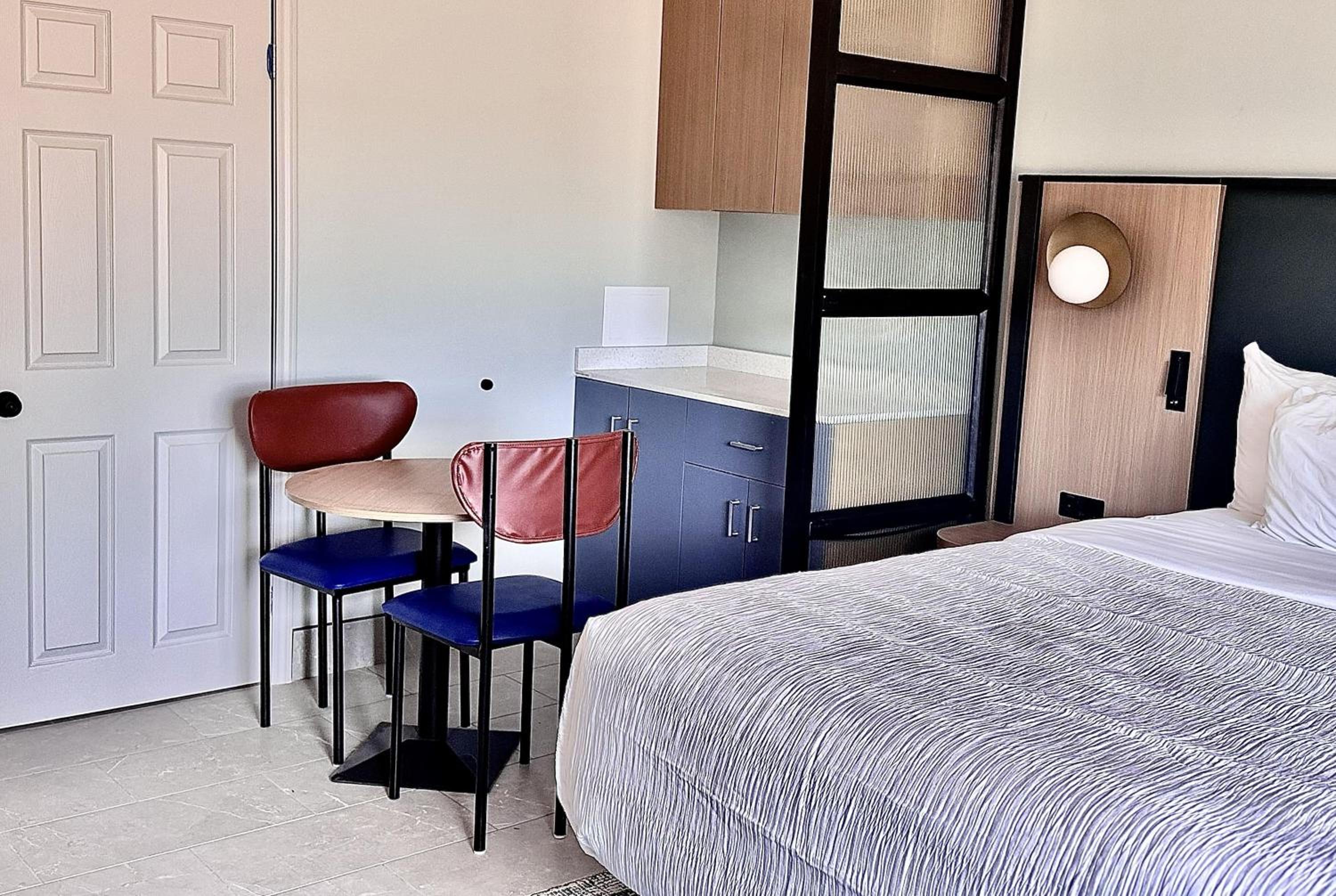 Queen Room - Non-Smoking - Photo 6