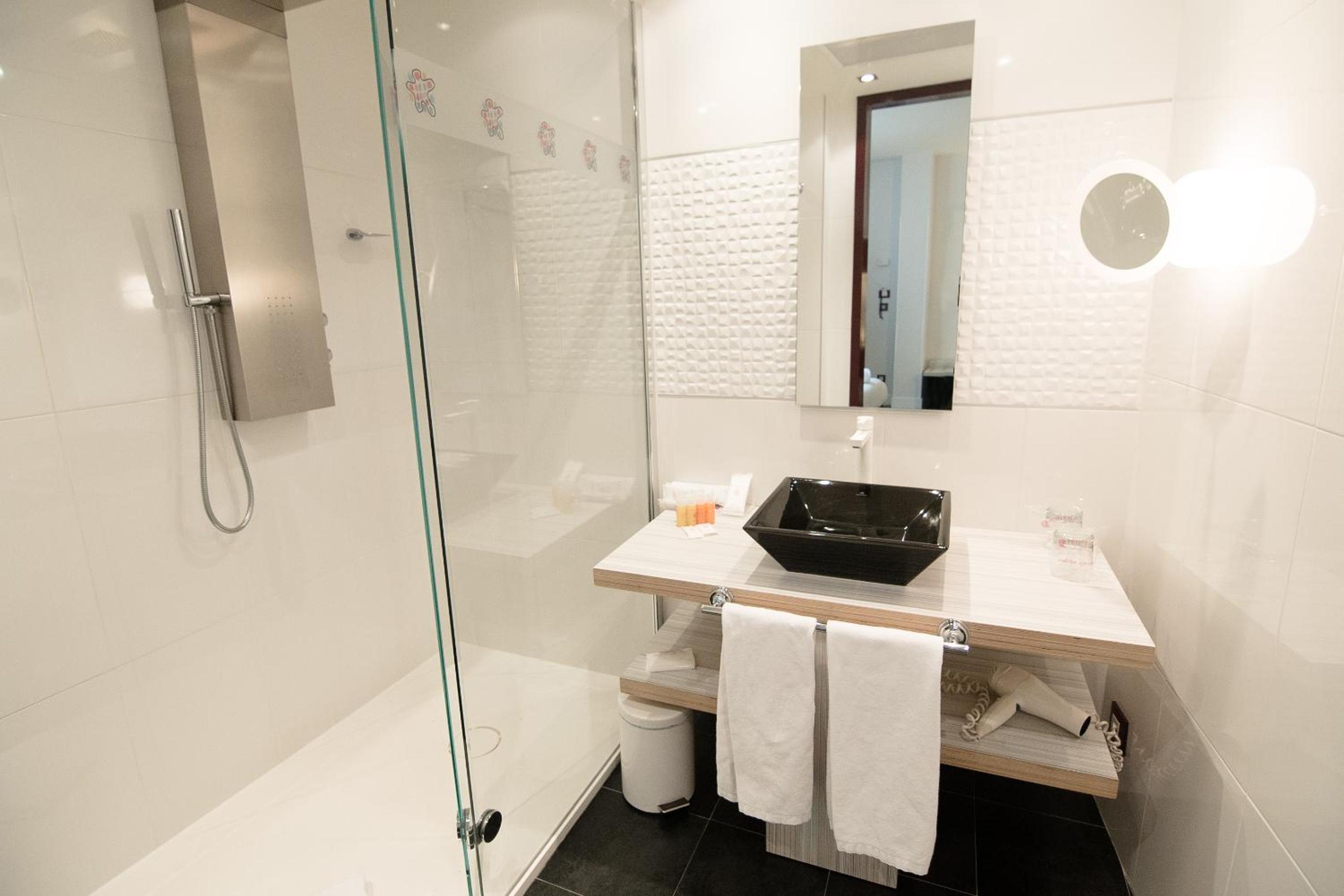Quadruple Room (4 Adults) - Photo 5