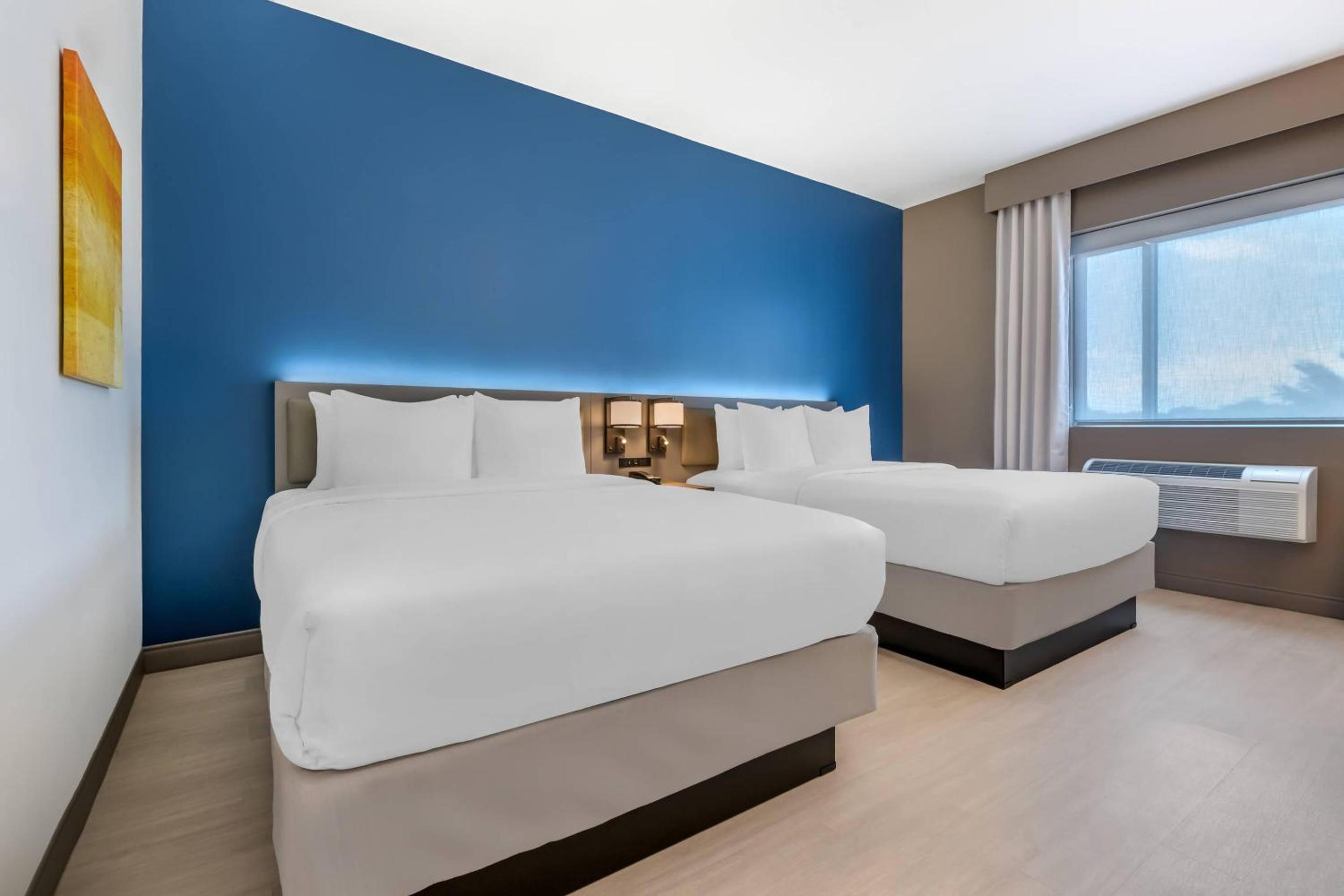 Quadruple Room with Two Queen Beds - Non Smoking photo 1