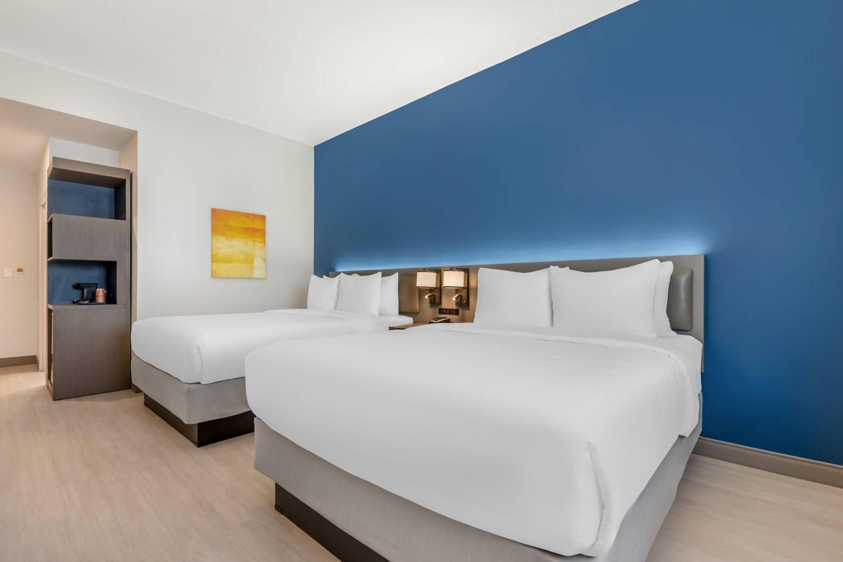 Quadruple Room with Two Queen Beds - Non Smoking photo 2
