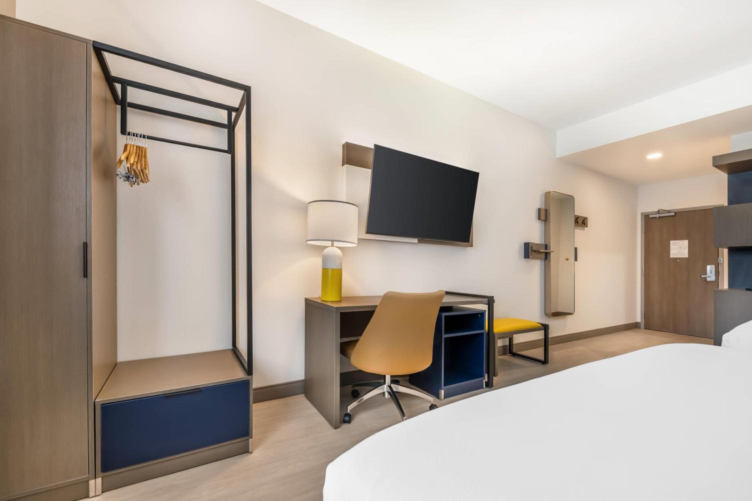 Quadruple Room with Two Queen Beds - Non Smoking photo 3