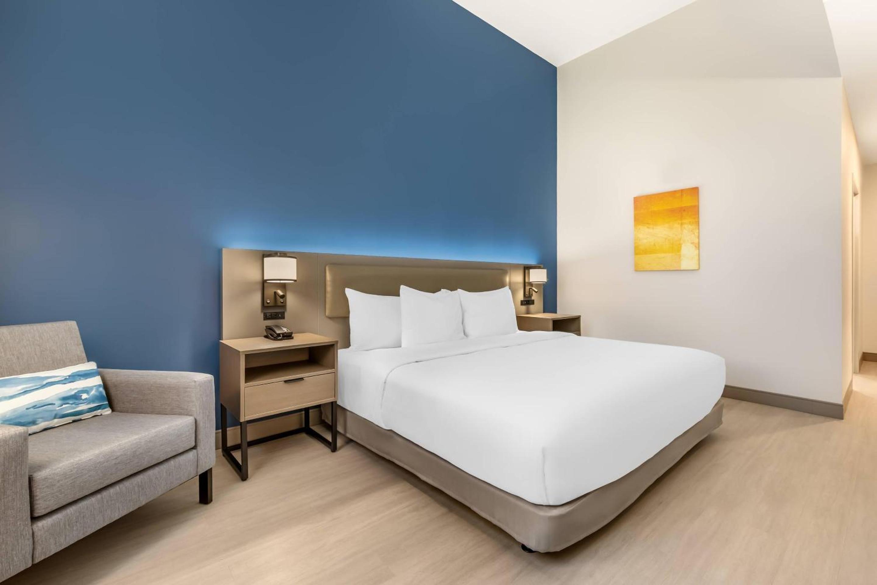 King Room with Roll-In Shower - Disability Access/Non Smoking photo 3