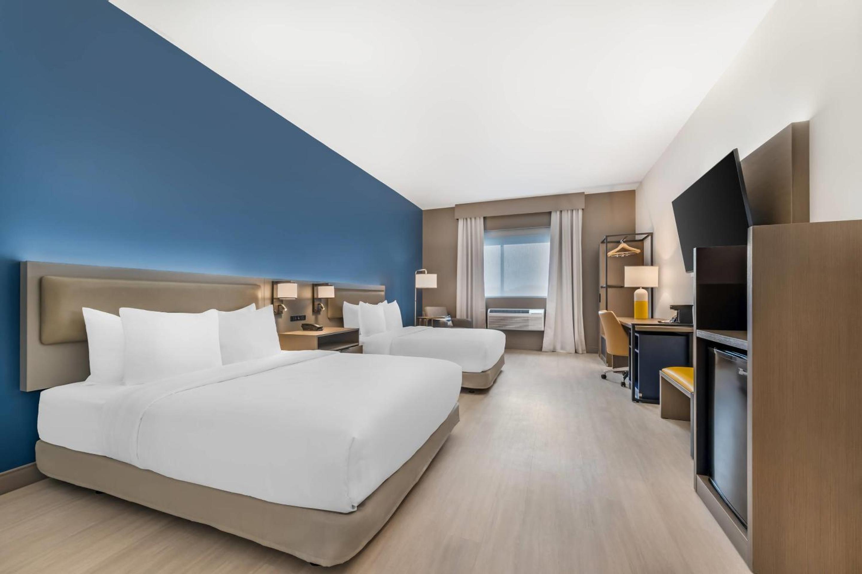 Quadruple Room with Two Queen Beds and Tub - Disability Access/Non Smoking photo 1