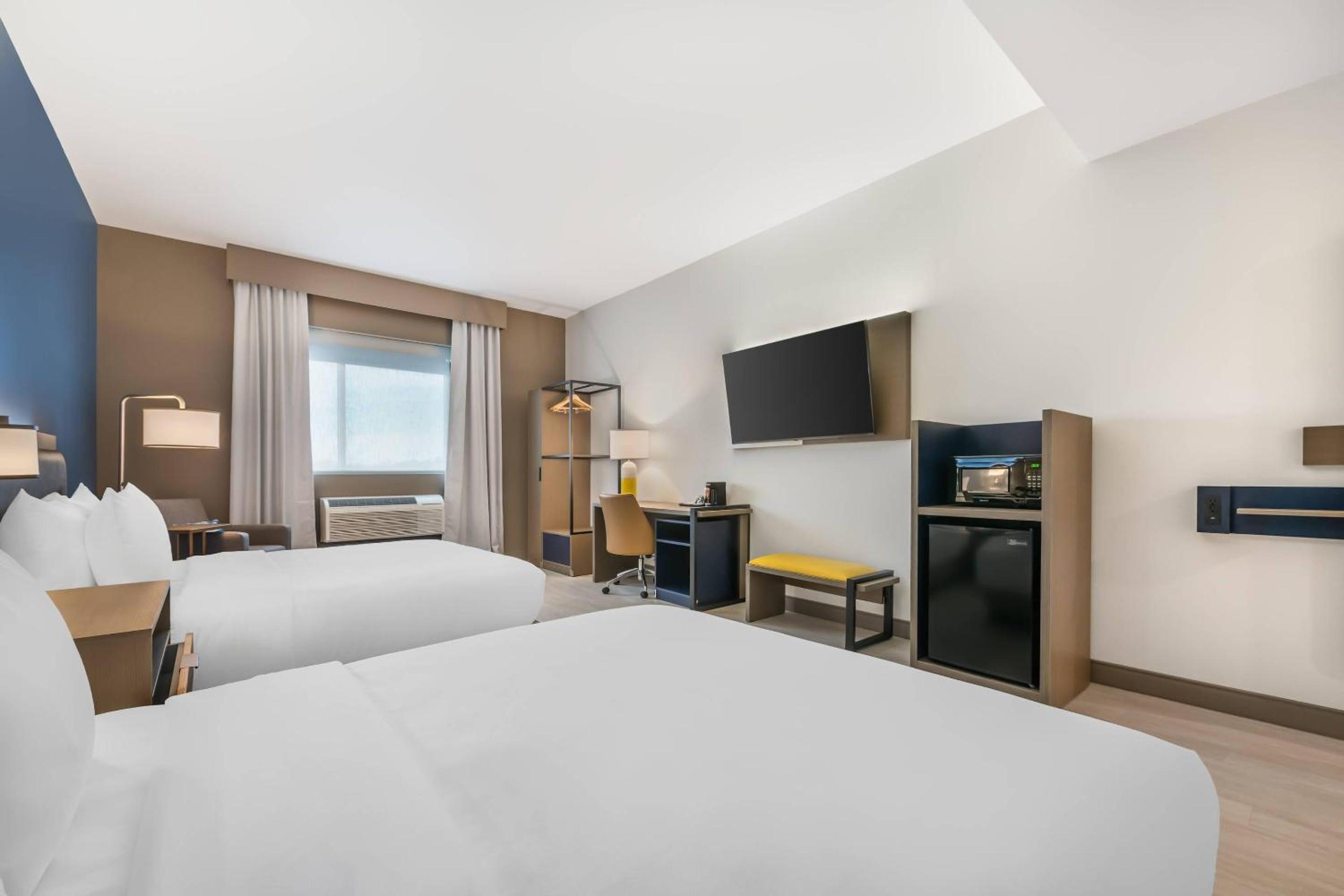Quadruple Room with Two Queen Beds and Tub - Disability Access/Non Smoking photo 2