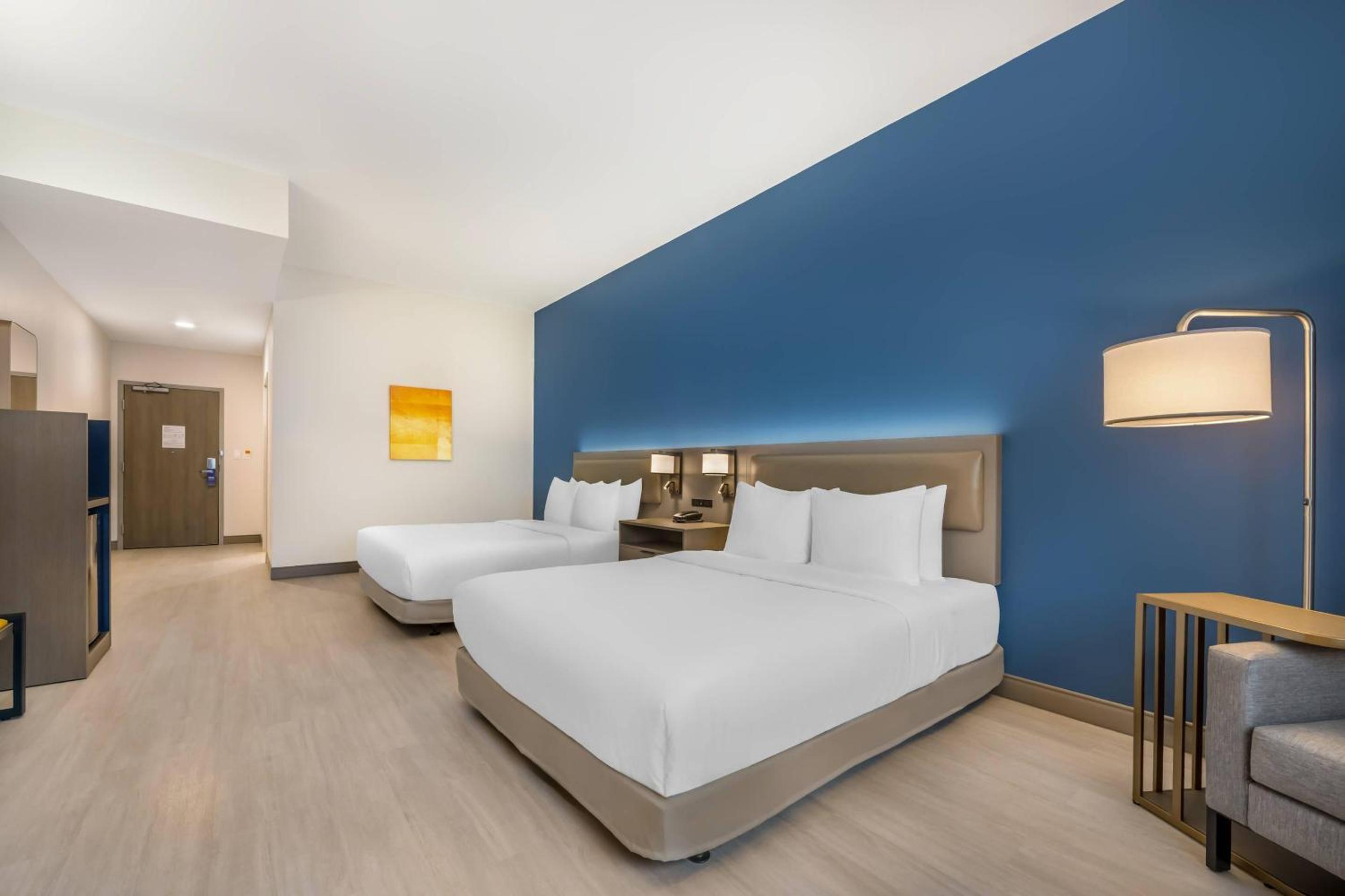 Quadruple Room with Two Queen Beds and Tub - Disability Access/Non Smoking photo 3