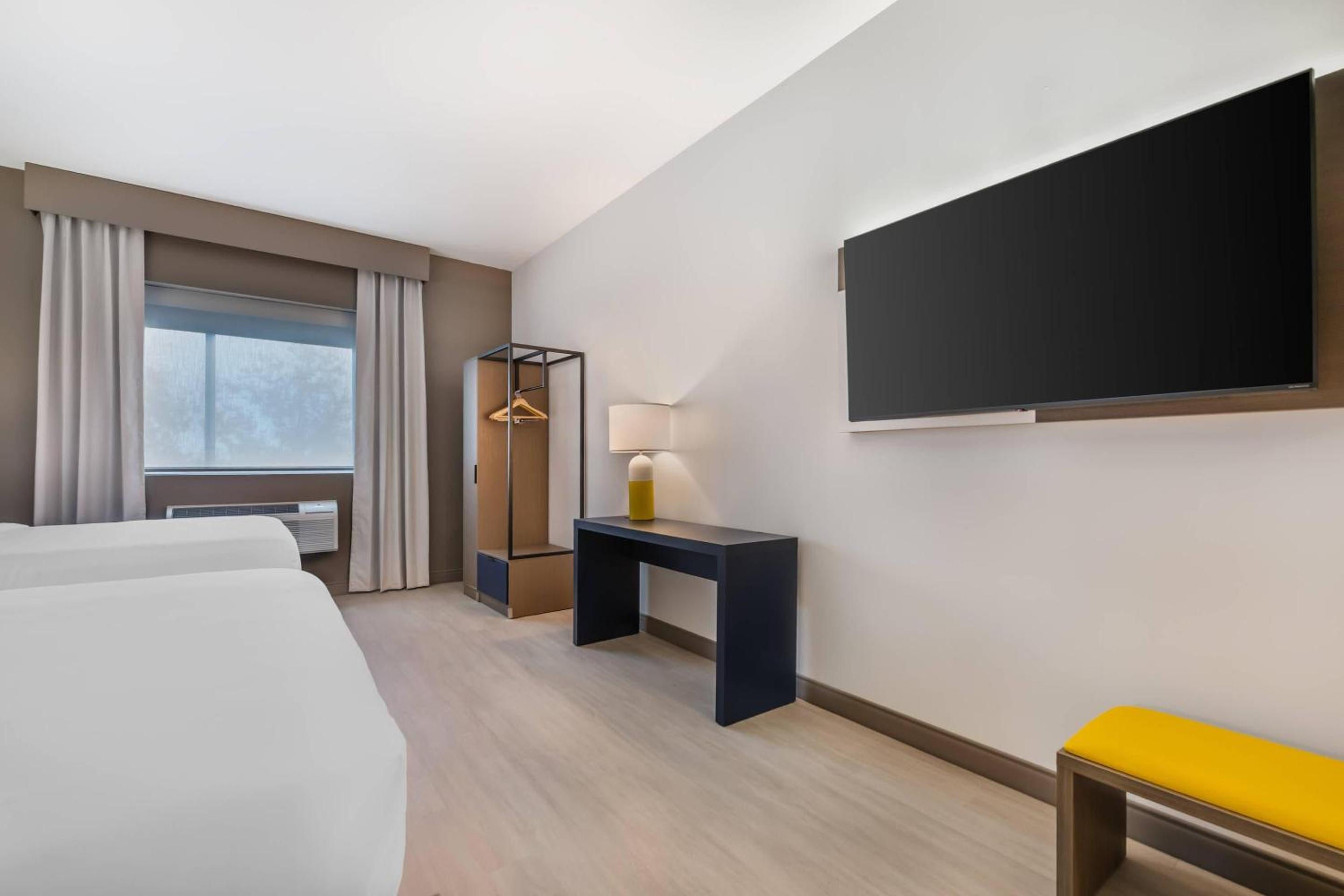 Queen Suite with Two Queen Beds - Non Smoking photo 3
