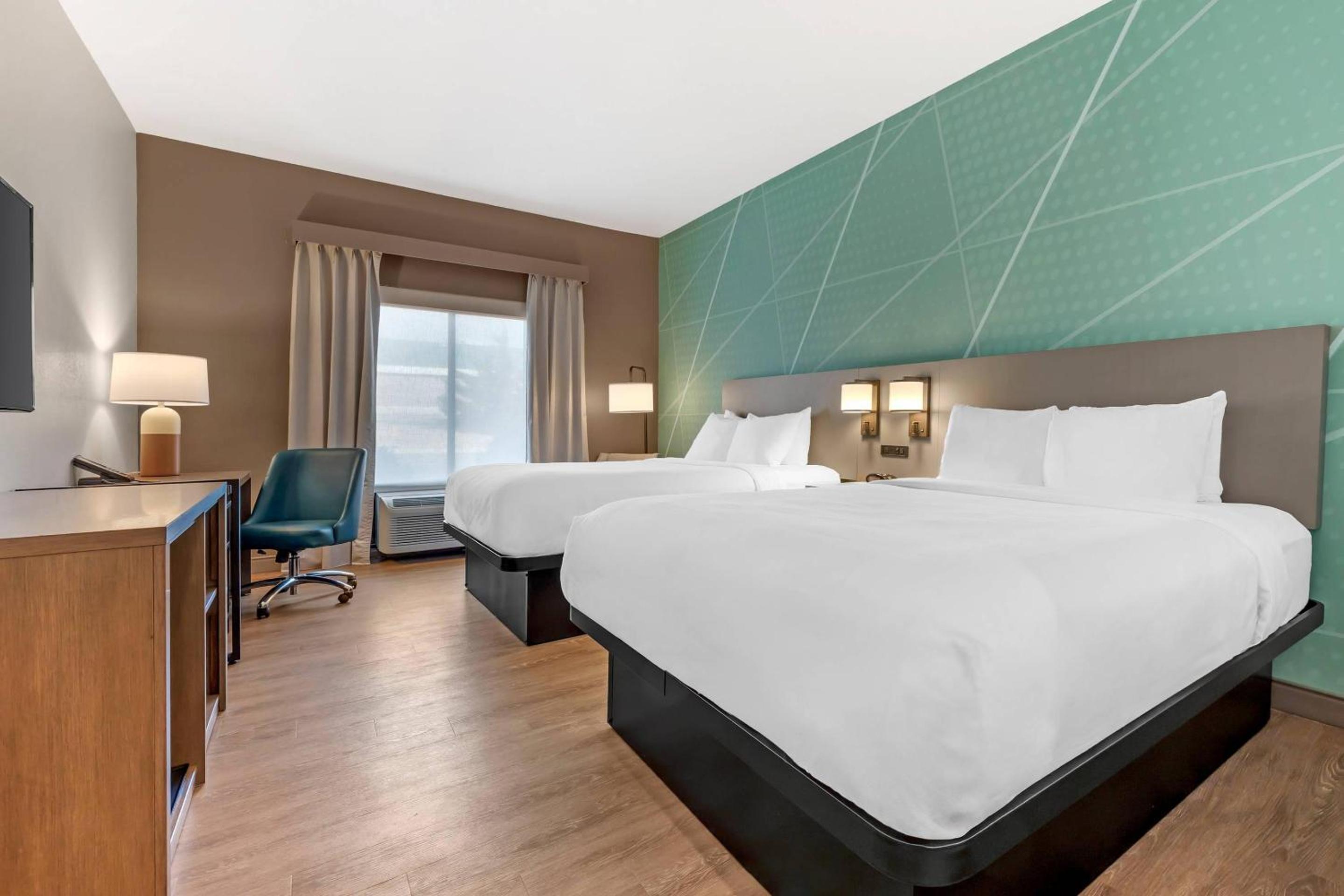 Queen Room with Two Queen Beds - Non-Smoking photo 2