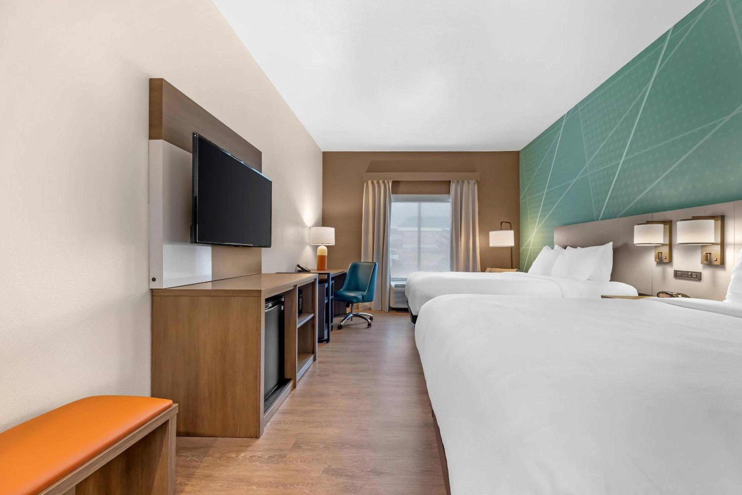 Queen Room with Two Queen Beds - Non-Smoking photo 3