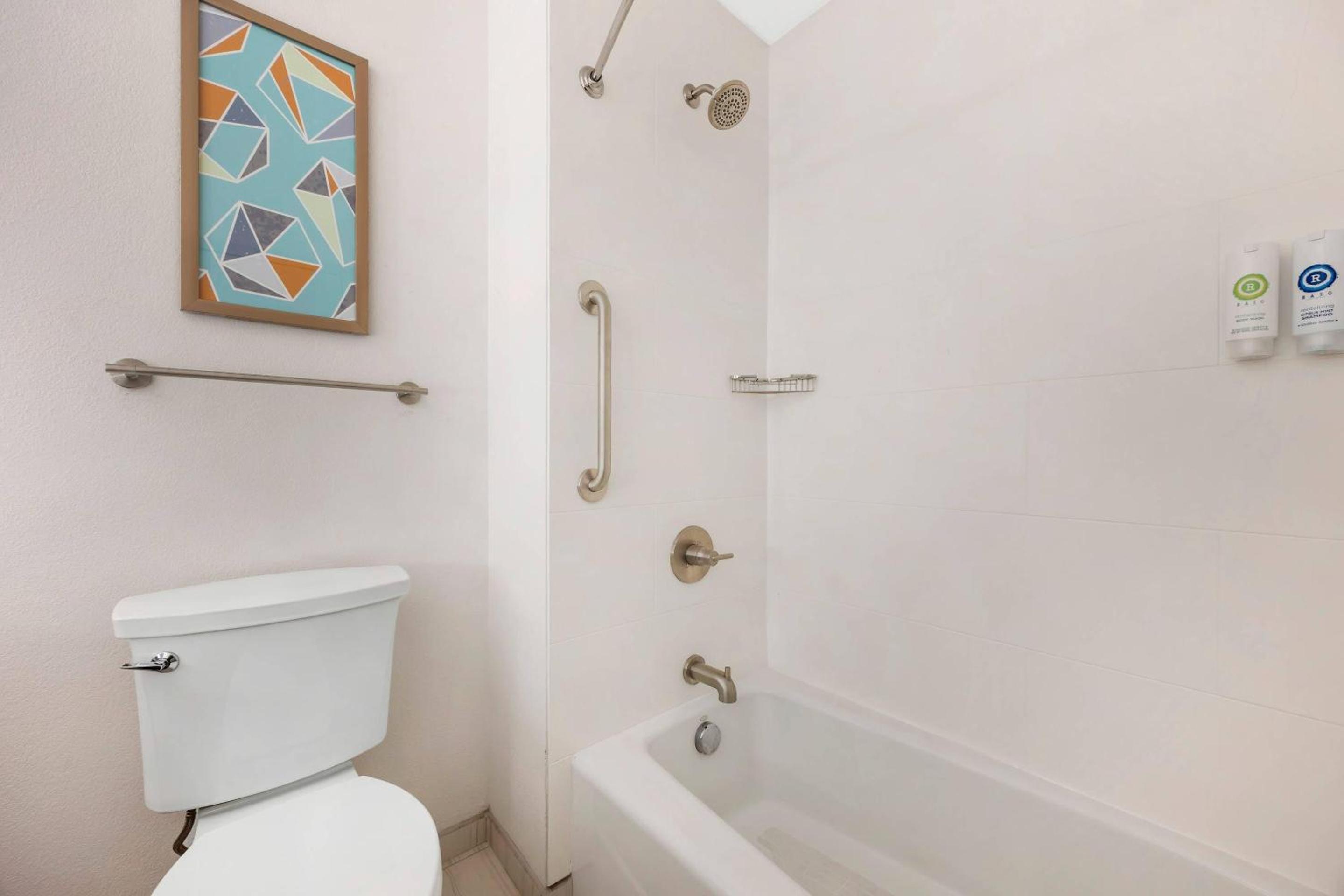 King Room - Non-Smoking/Pet Friendly photo 2