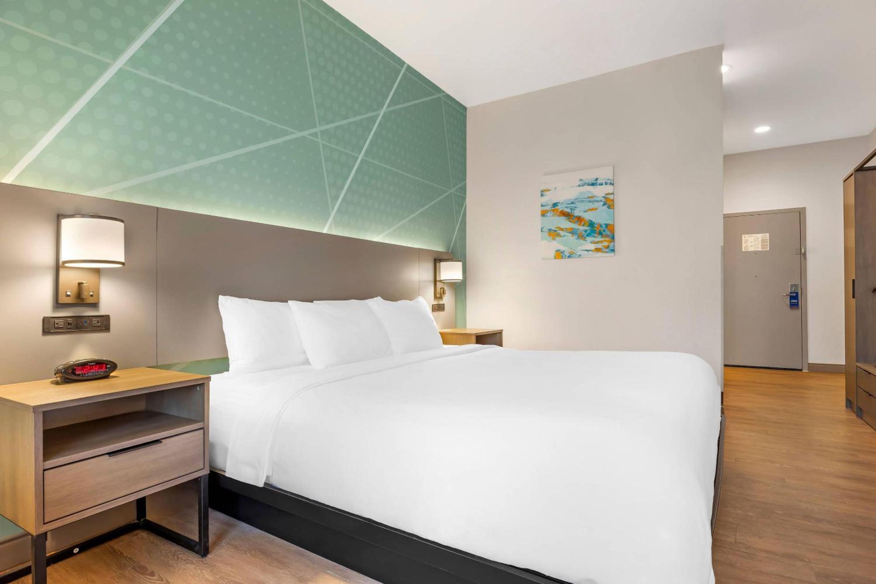 King Room - Accessible/Non-Smoking photo 2