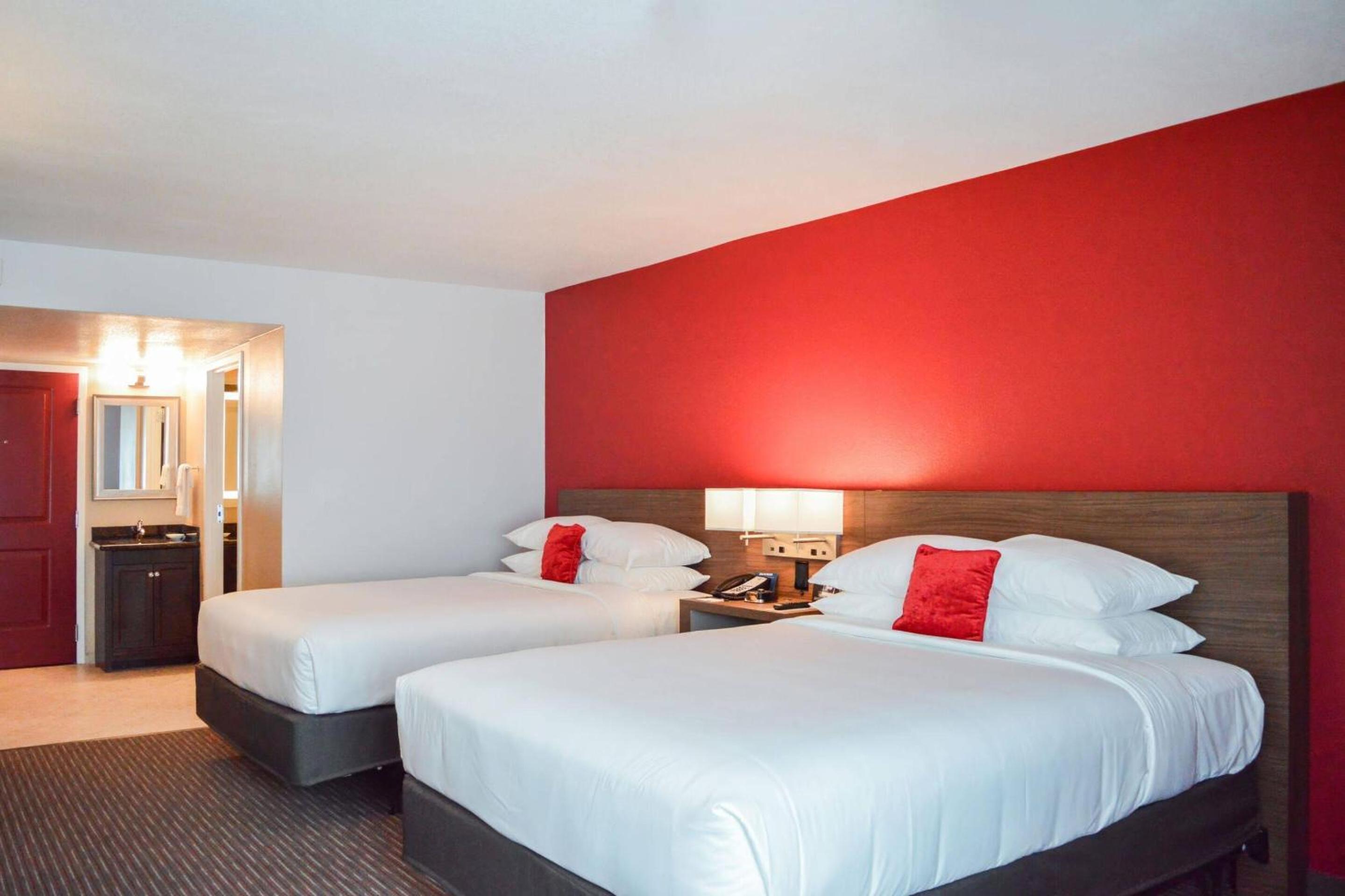 Quadruple Room with Two Queen Beds and Tub - Disability Access/Non Smoking - Photo 3