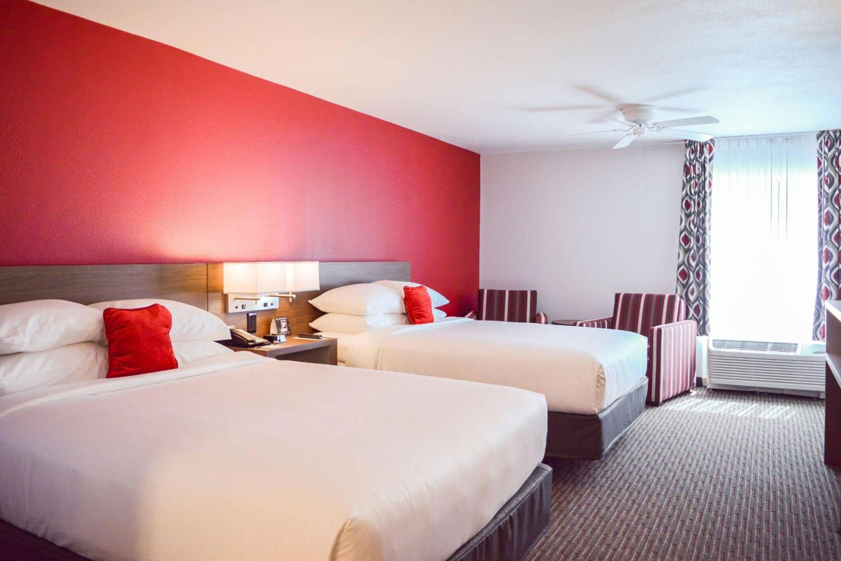 Quadruple Room with Two Queen Beds and Tub - Disability Access/Non Smoking - Photo 2