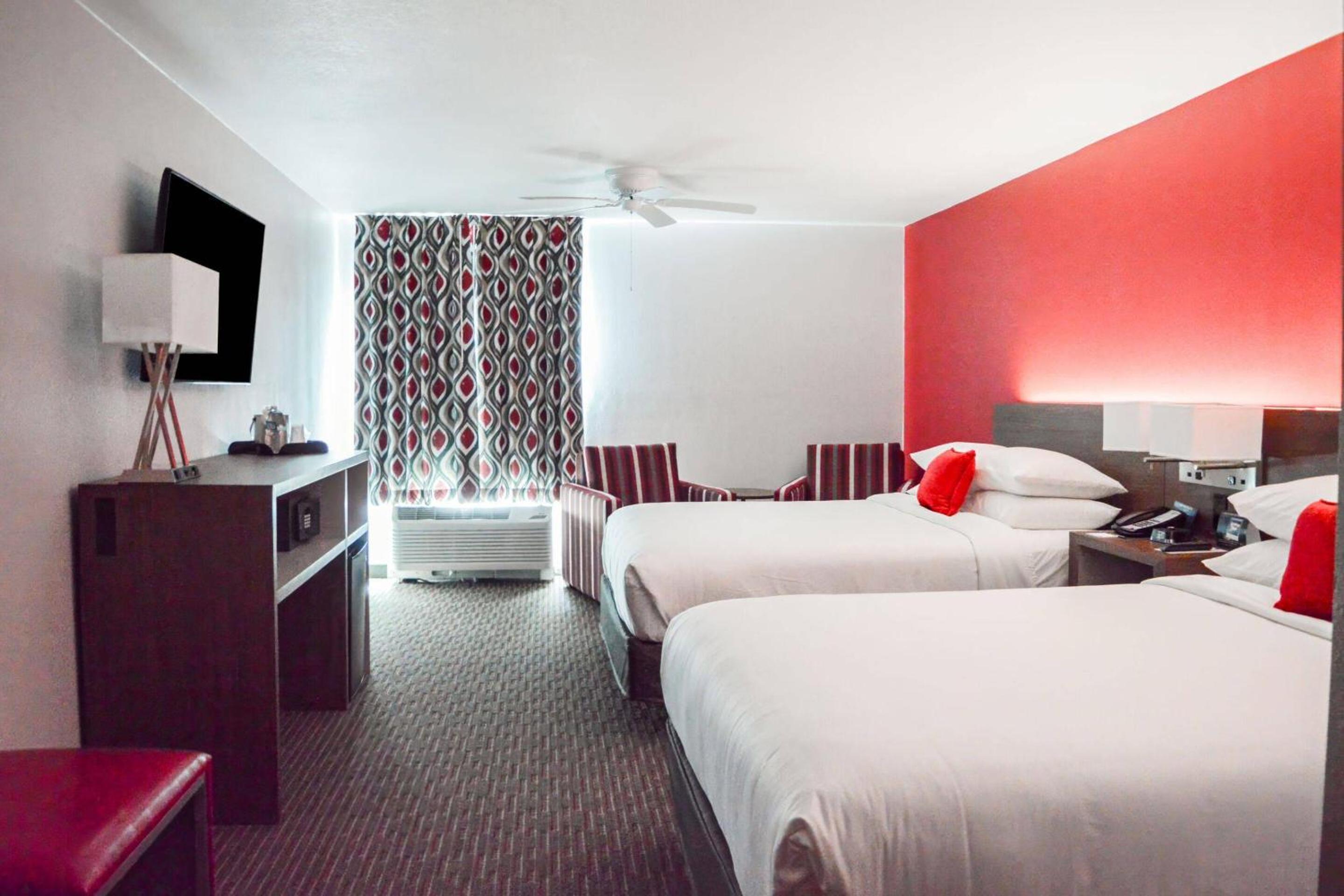 Quadruple Room with Two Queen Beds and Tub - Disability Access/Non Smoking - Photo 1
