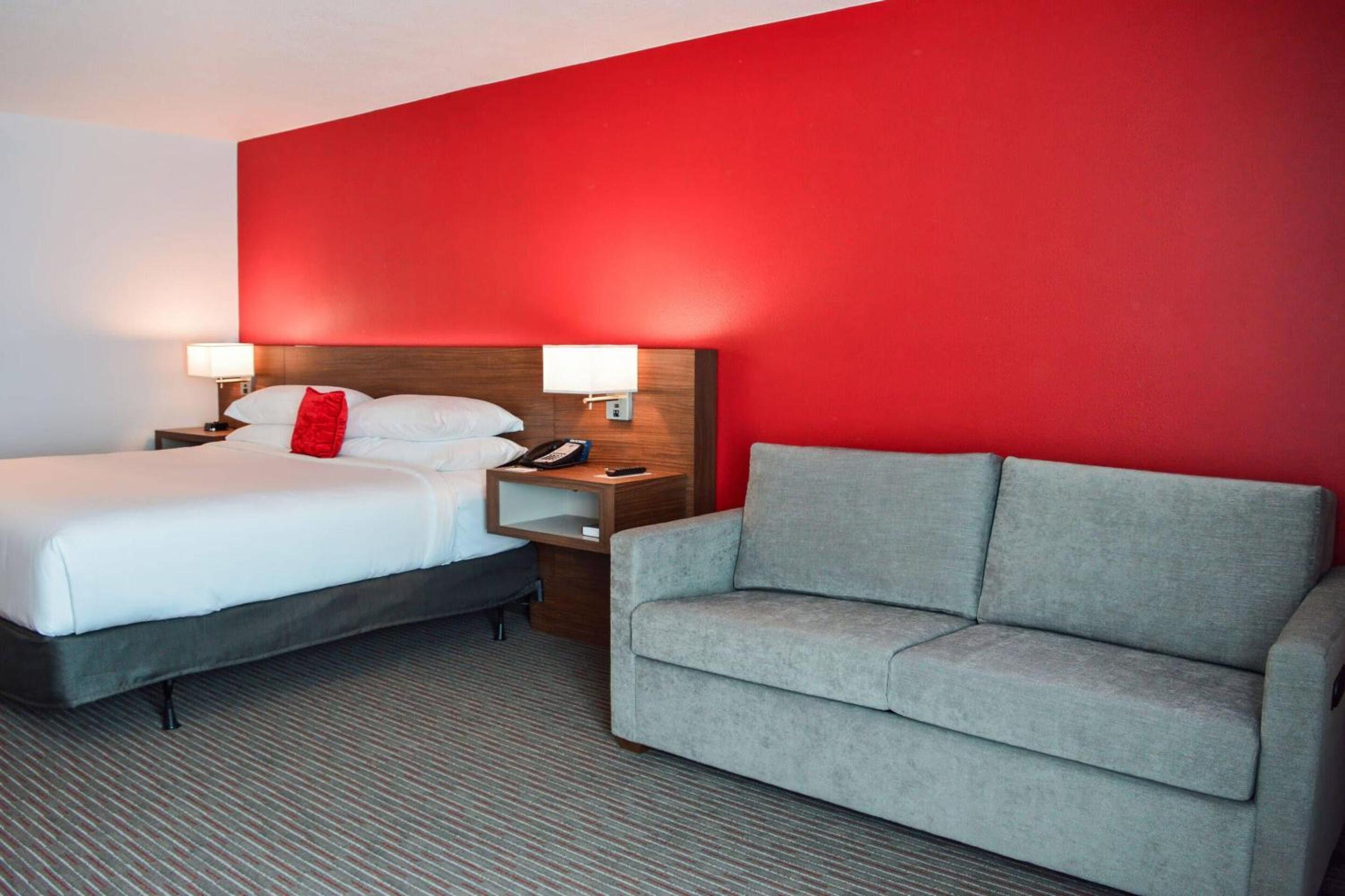 King Room with Sofa Bed - Accessible - Photo 3