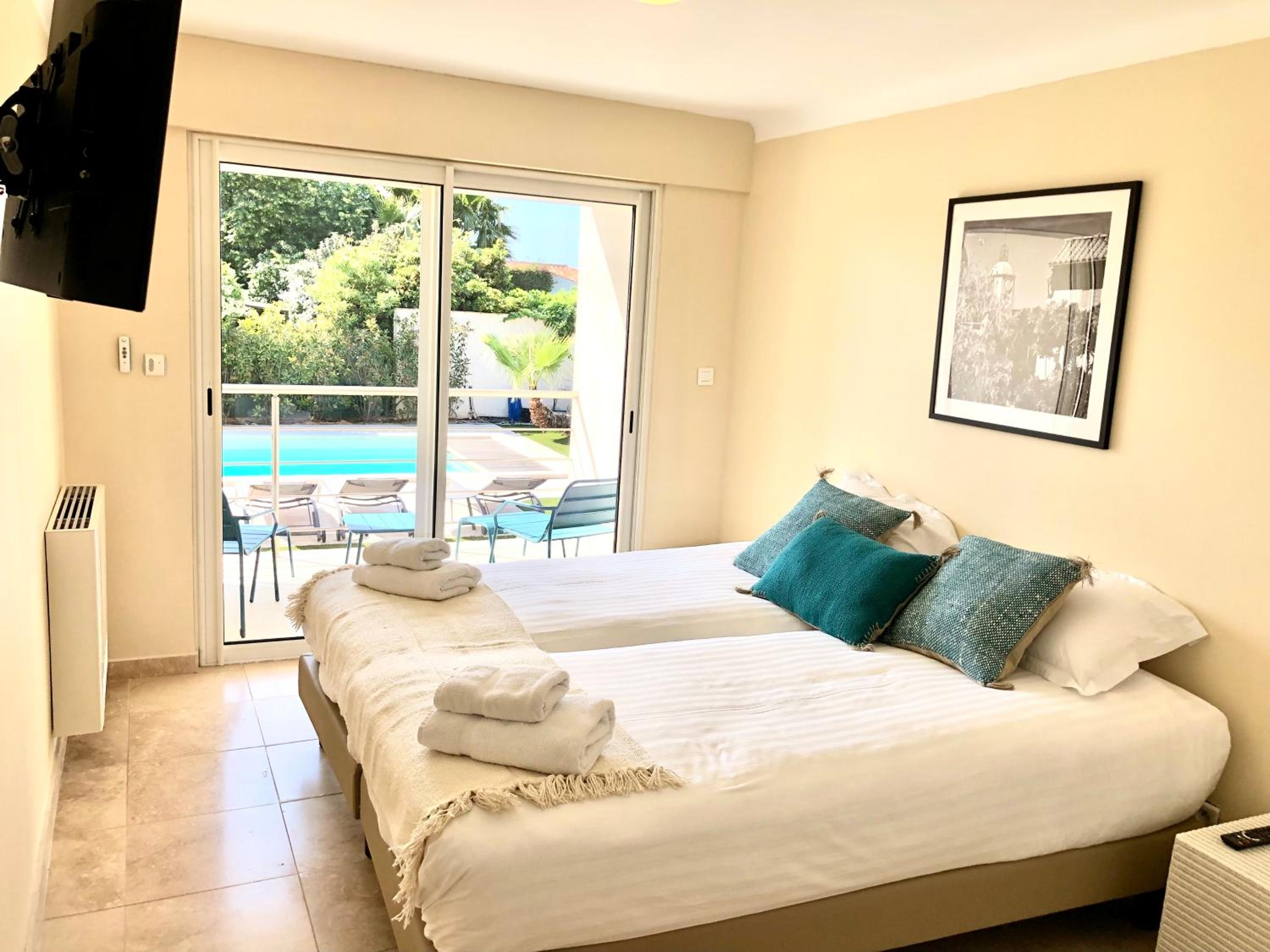 Four-Bedroom Villa with Private Pool and Sea View - Non-Smoking