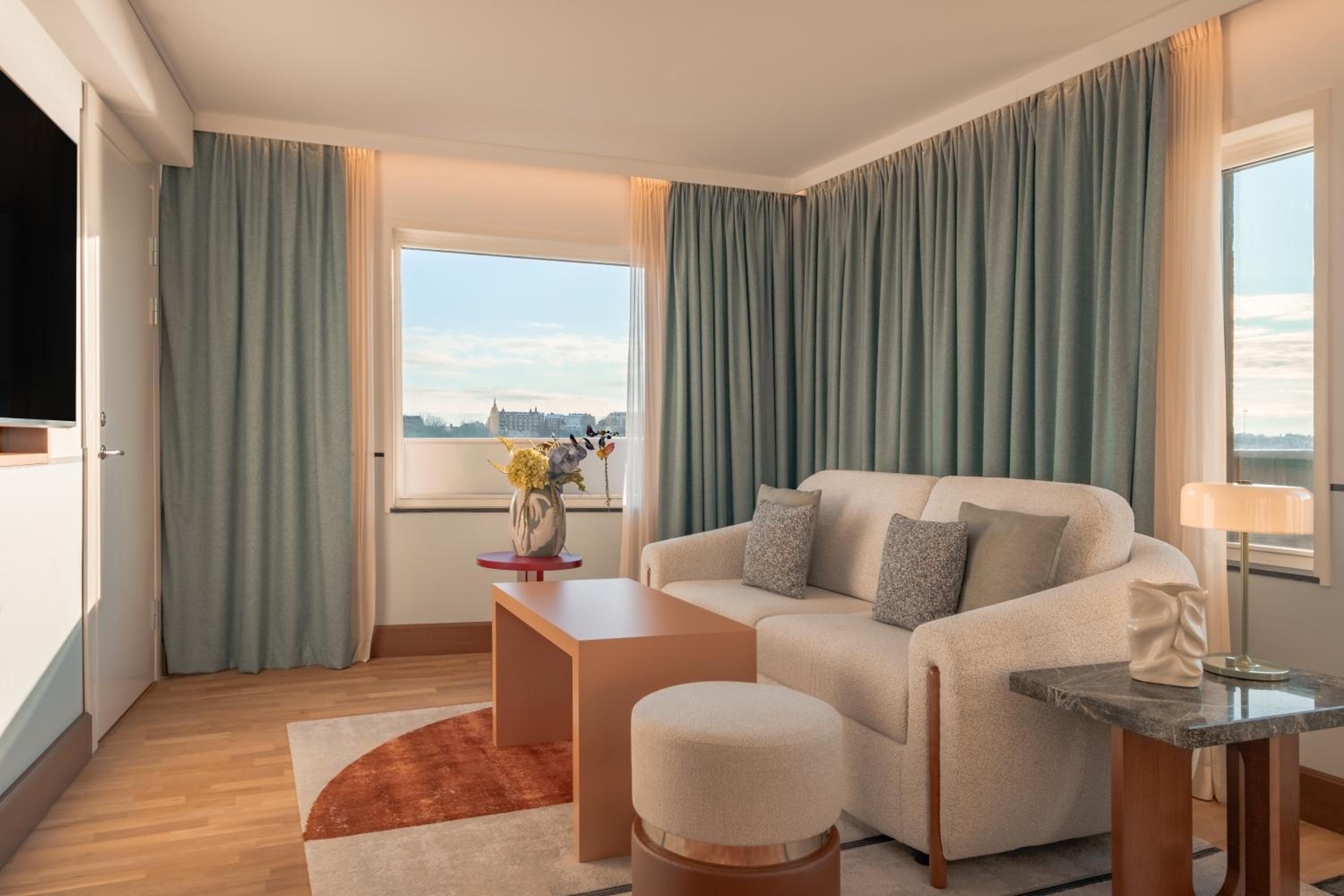 Panoramic One-Bedroom Suite with Lake View photo 3
