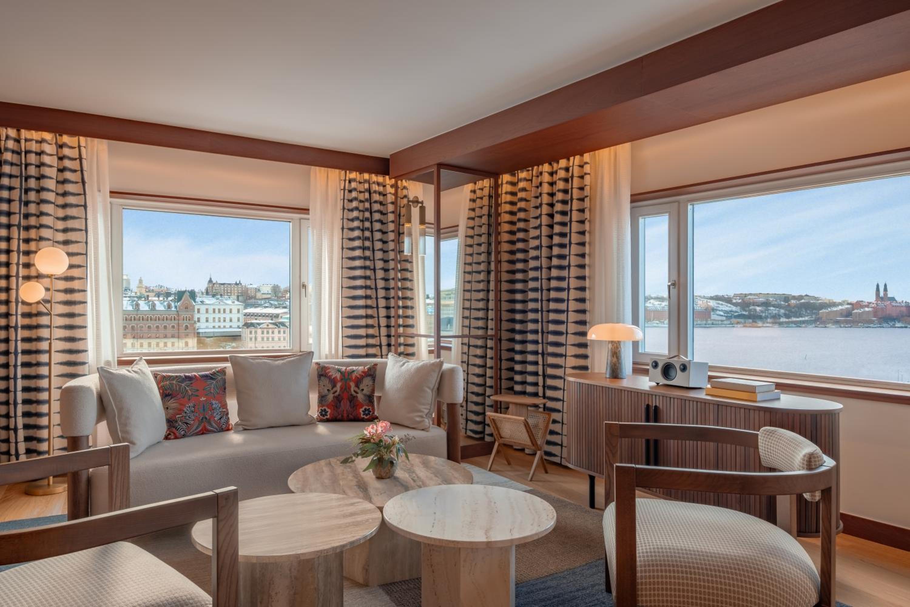 Presidential King Suite with Lake View - Club Lounge Access photo 1