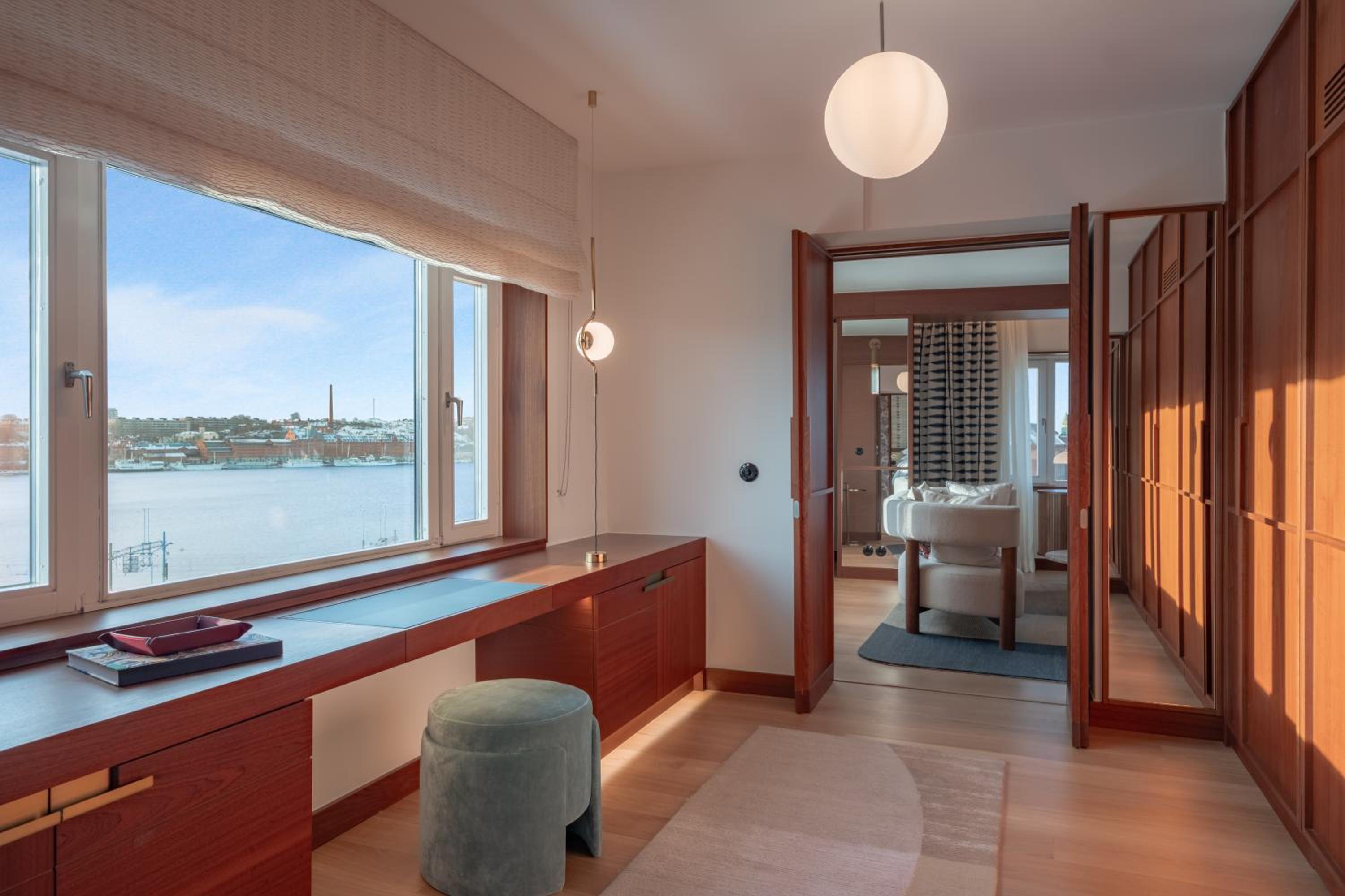 Presidential King Suite with Lake View - Club Lounge Access photo 2