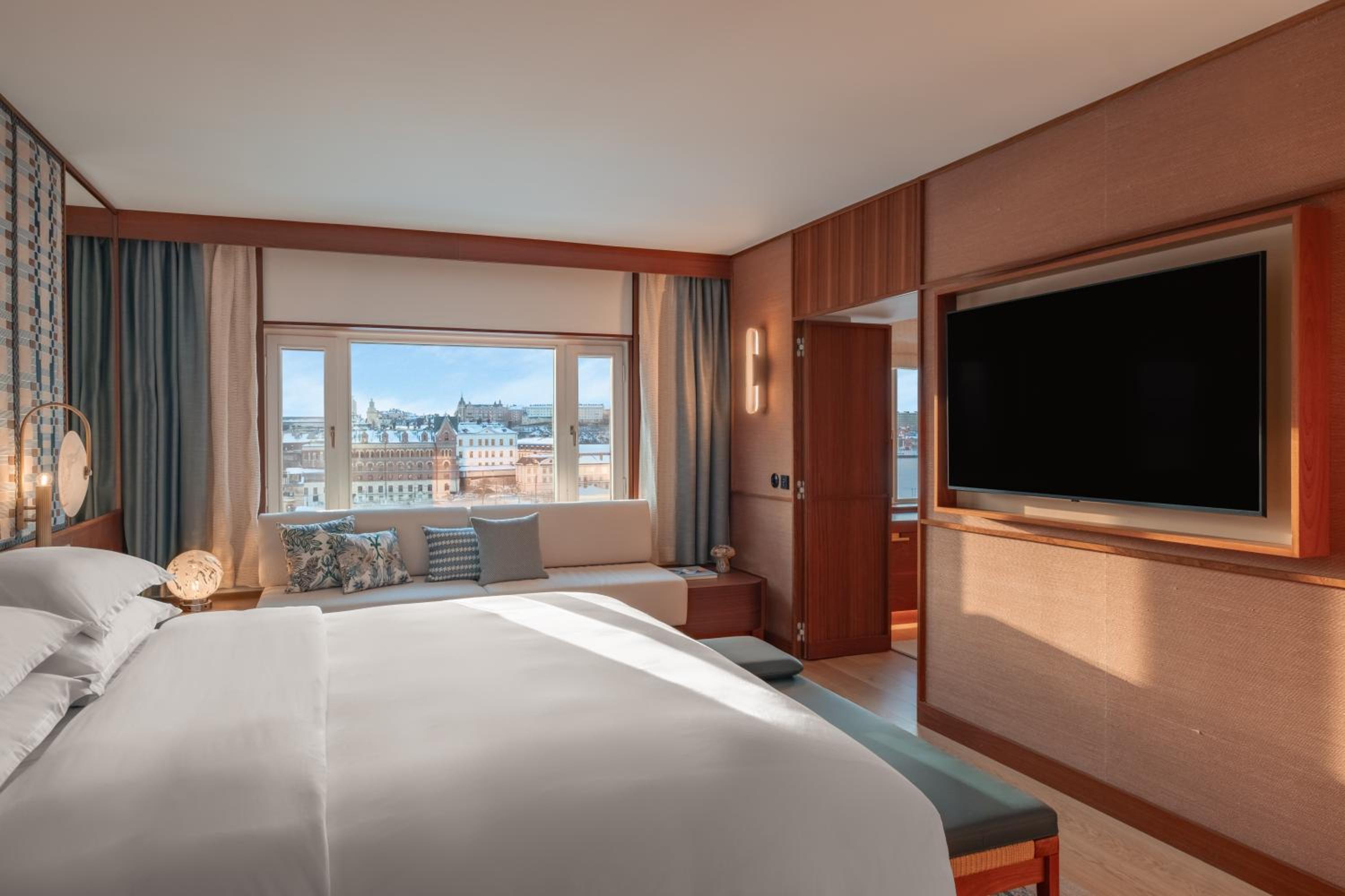 Presidential King Suite with Lake View - Club Lounge Access photo 2
