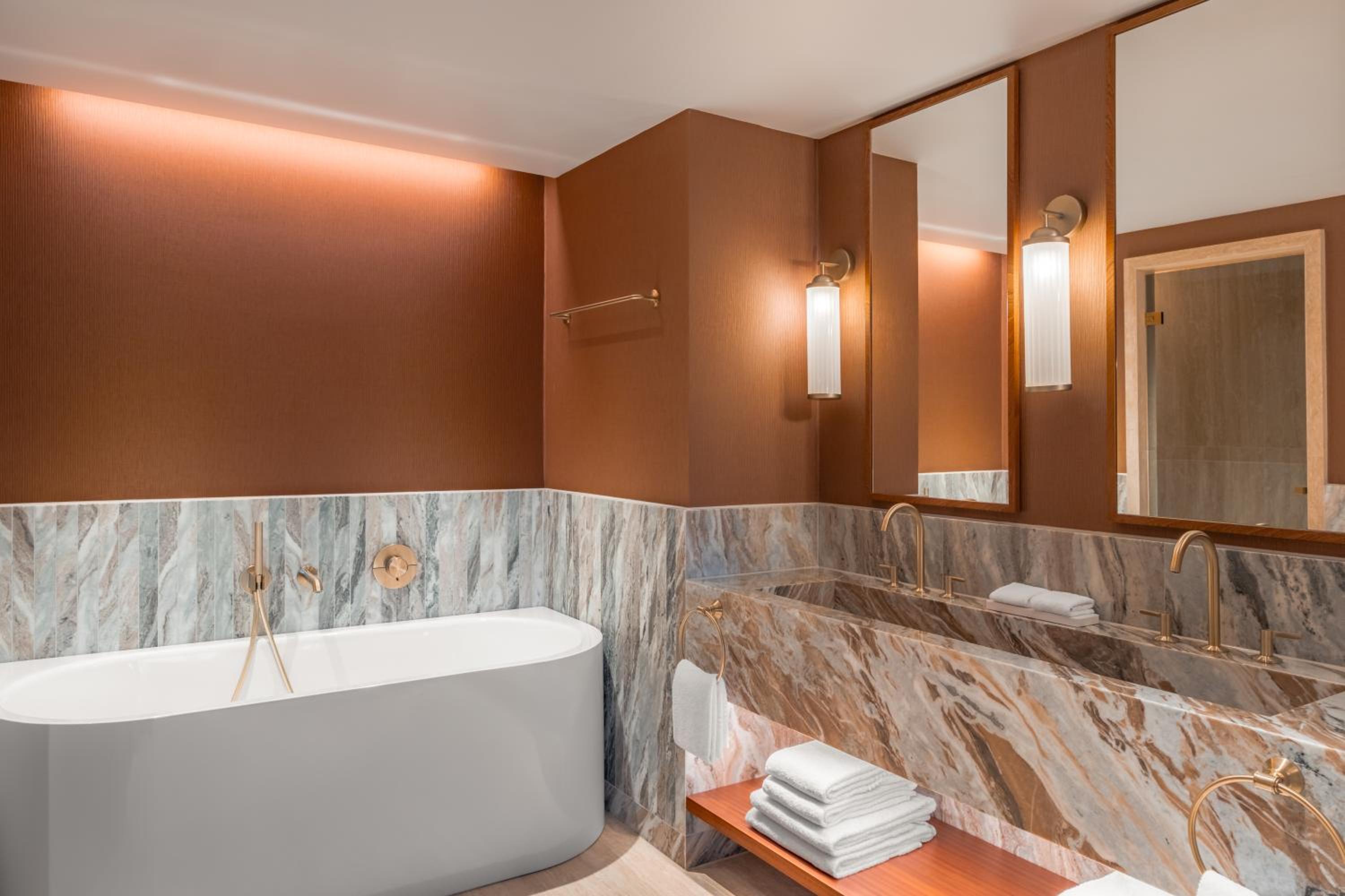 Presidential King Suite with Lake View - Club Lounge Access photo 3