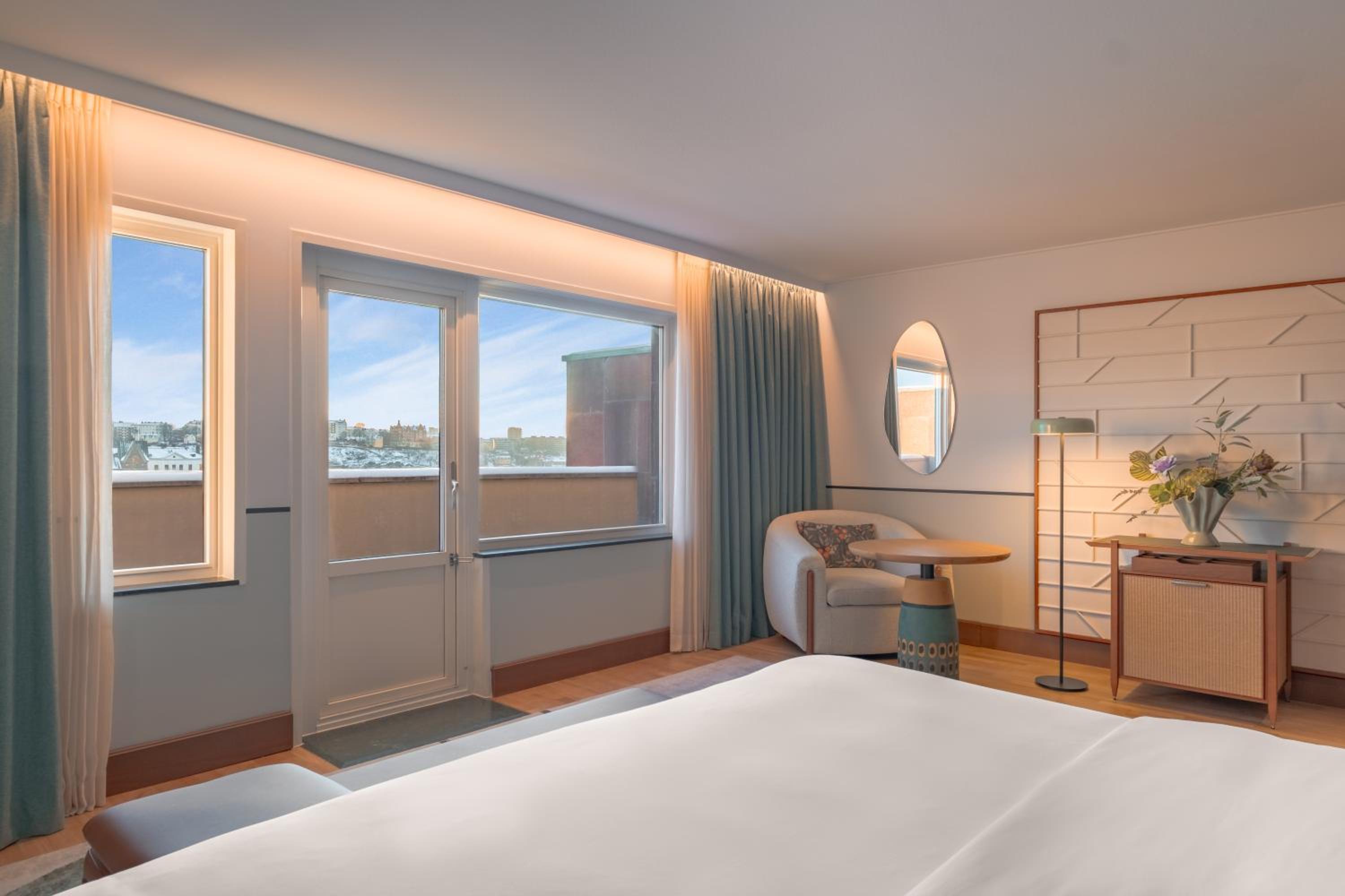 Superior King Room with Balcony and Lake View - Photo 1